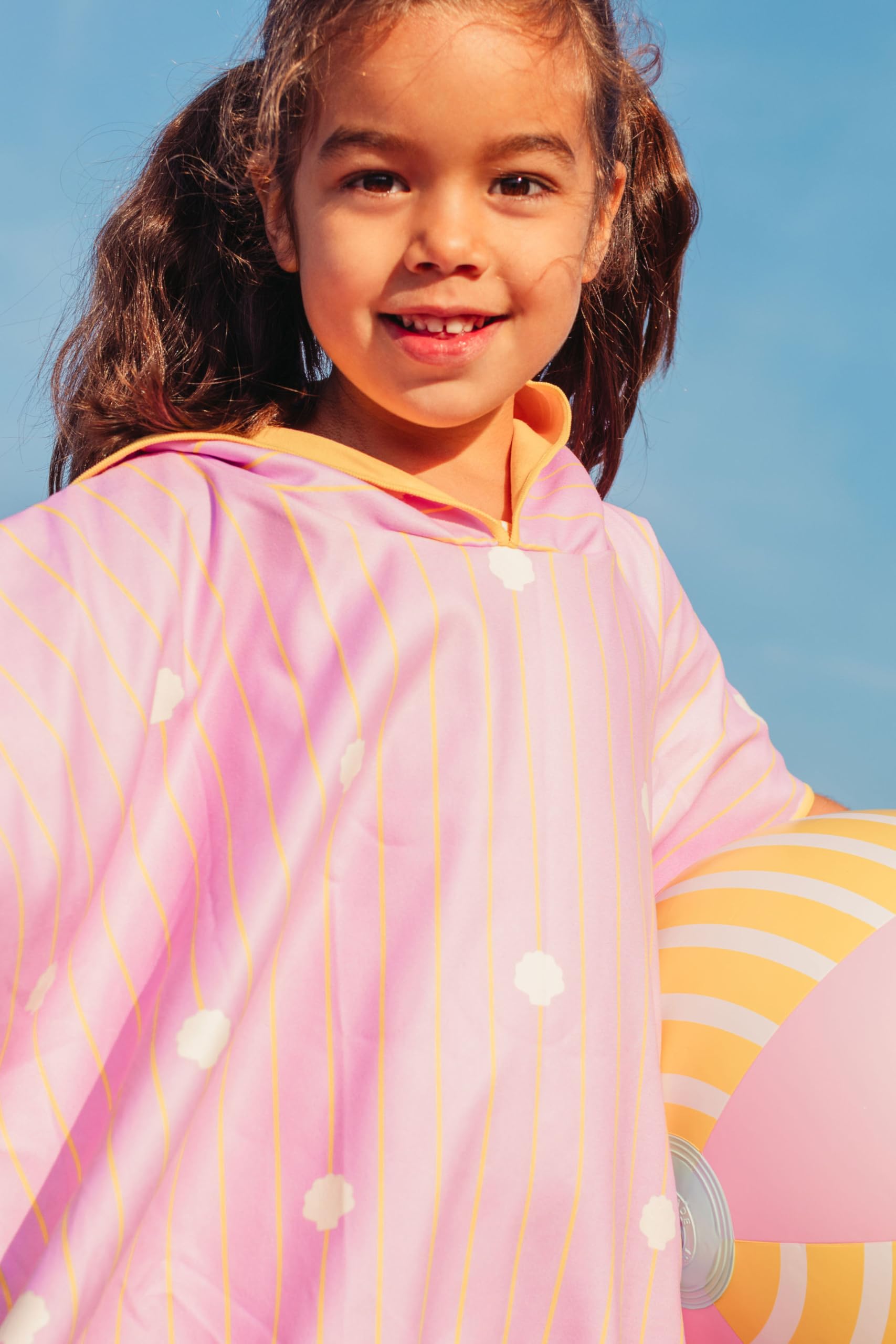 Quut – Poncho spiaggia per bambini rosa banana (conchiglie) – 60 x 60 cm – Microfibra ultra assorbente – Asciugatura rapida – Resistente alla sabbia – Leggero e compatto – Lavabile a 30 °C
