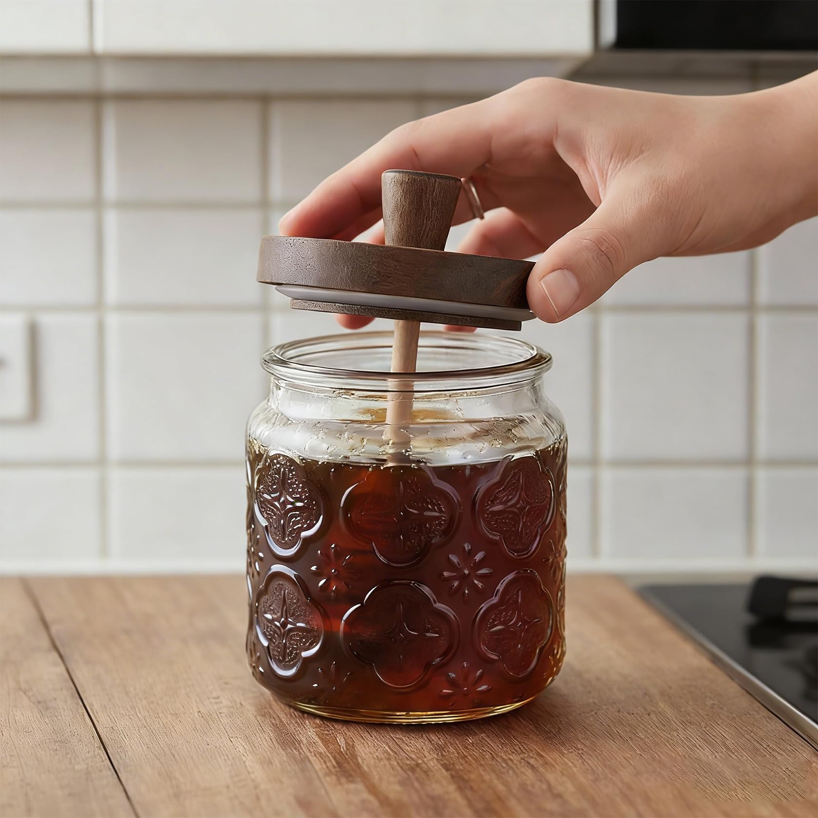 Bicchiere da miele con coperchio in legno, dispenser per miele in vetro con coperchio a chiusura ermetica per cucina e tavolo da colazione, contenitore per miele trasparente con cucchiaio di