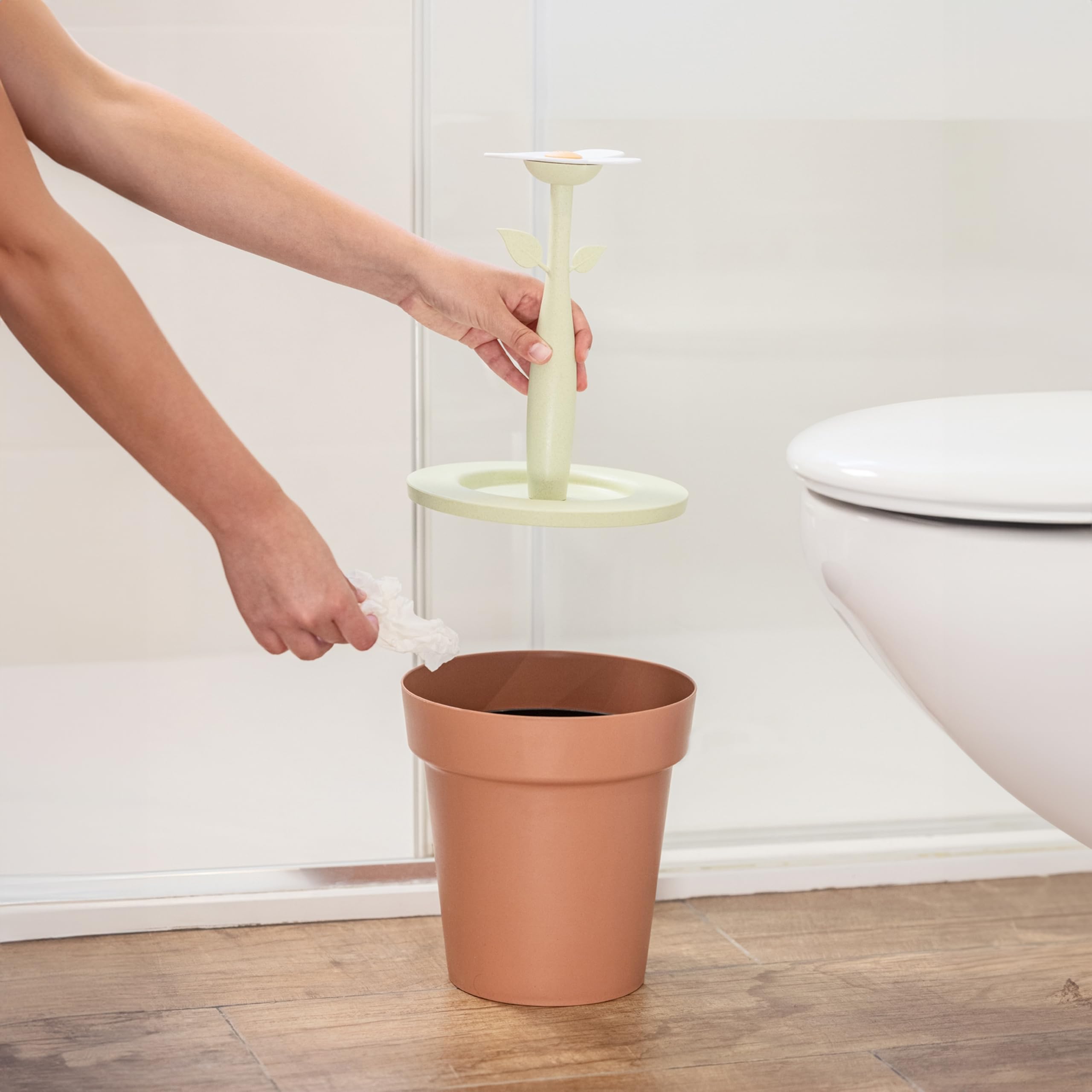 VIGAR Pattumiera da bagno coperchio a fiore. Interno rimovibile, realizzato con bioplastiche di buccia di riso.…