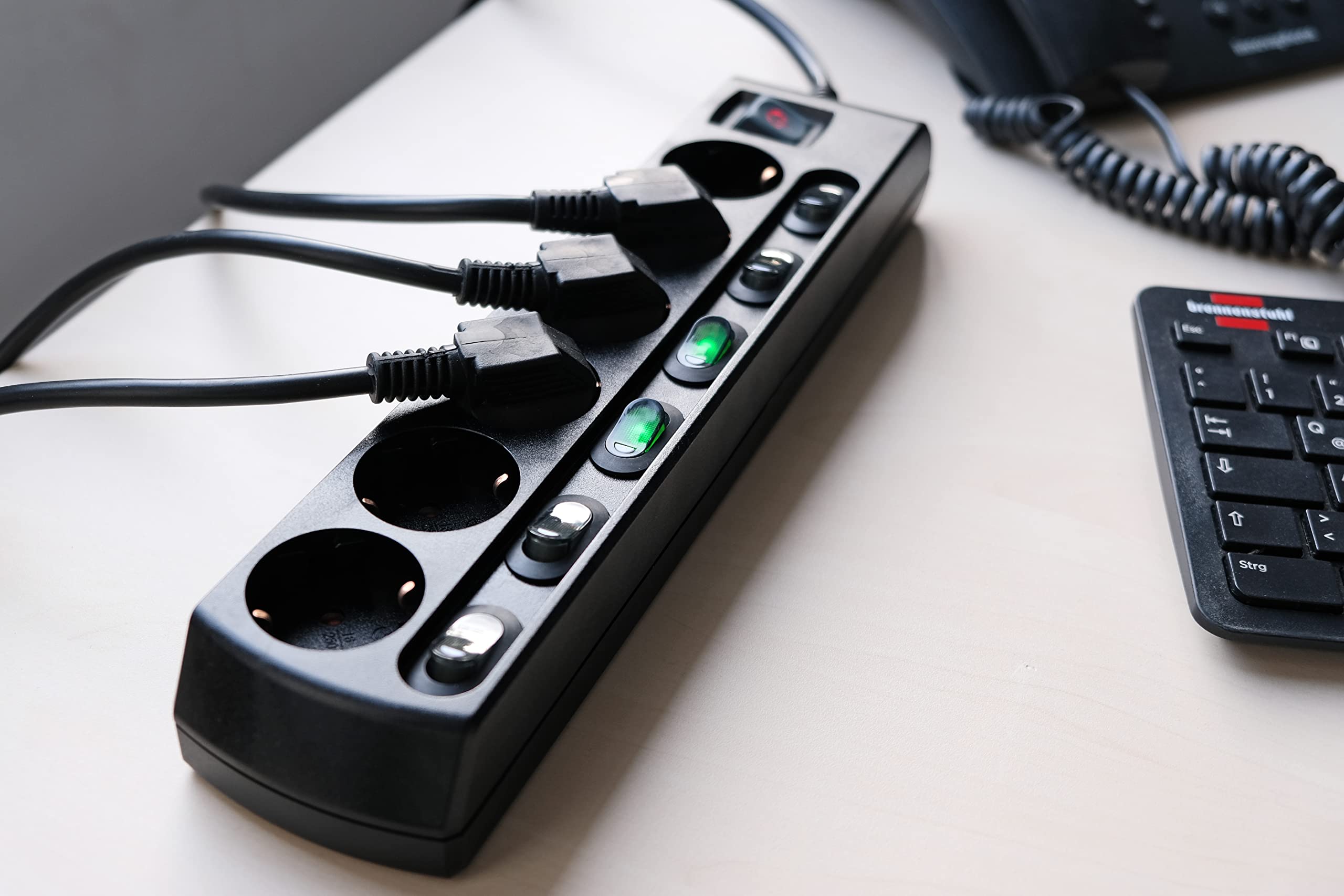 Brennenstuhl regleta de enchufes con 6 Tomas de Corriente (regleta eléctrica con 1x Interruptor Principal y 6X interruptores para aparatos, Cable de 2m, Mayor protección contra contactos) Negro
