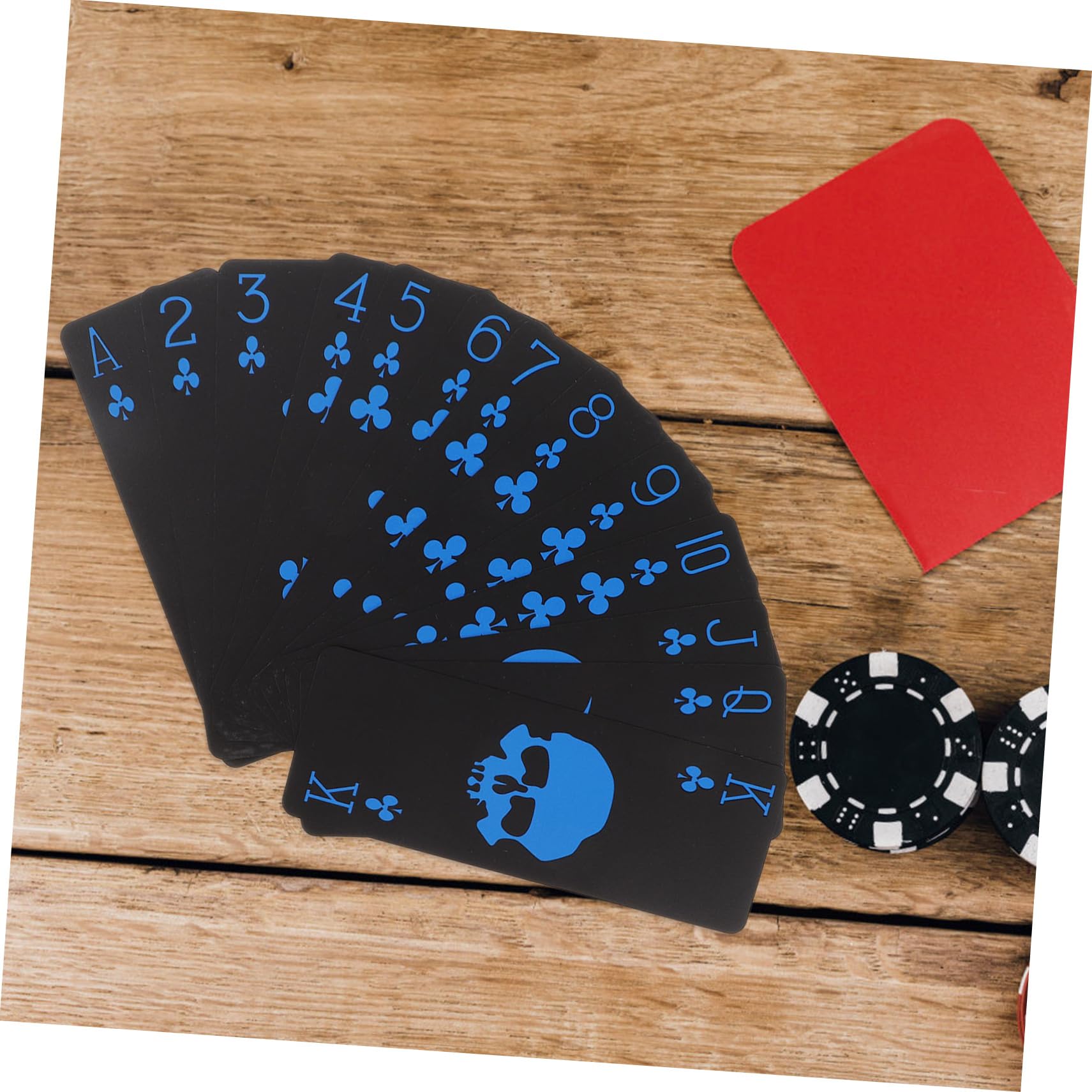 Hemobllo Wasserdichtes PVC Pokerkartenspiel Schwarz Mattes Kunststoff Deck mit Rot Blauen Schädelmotiven Strapazierfähige Spielkarten für Erwachsene Party Spiele und Outdoor Nutzung
