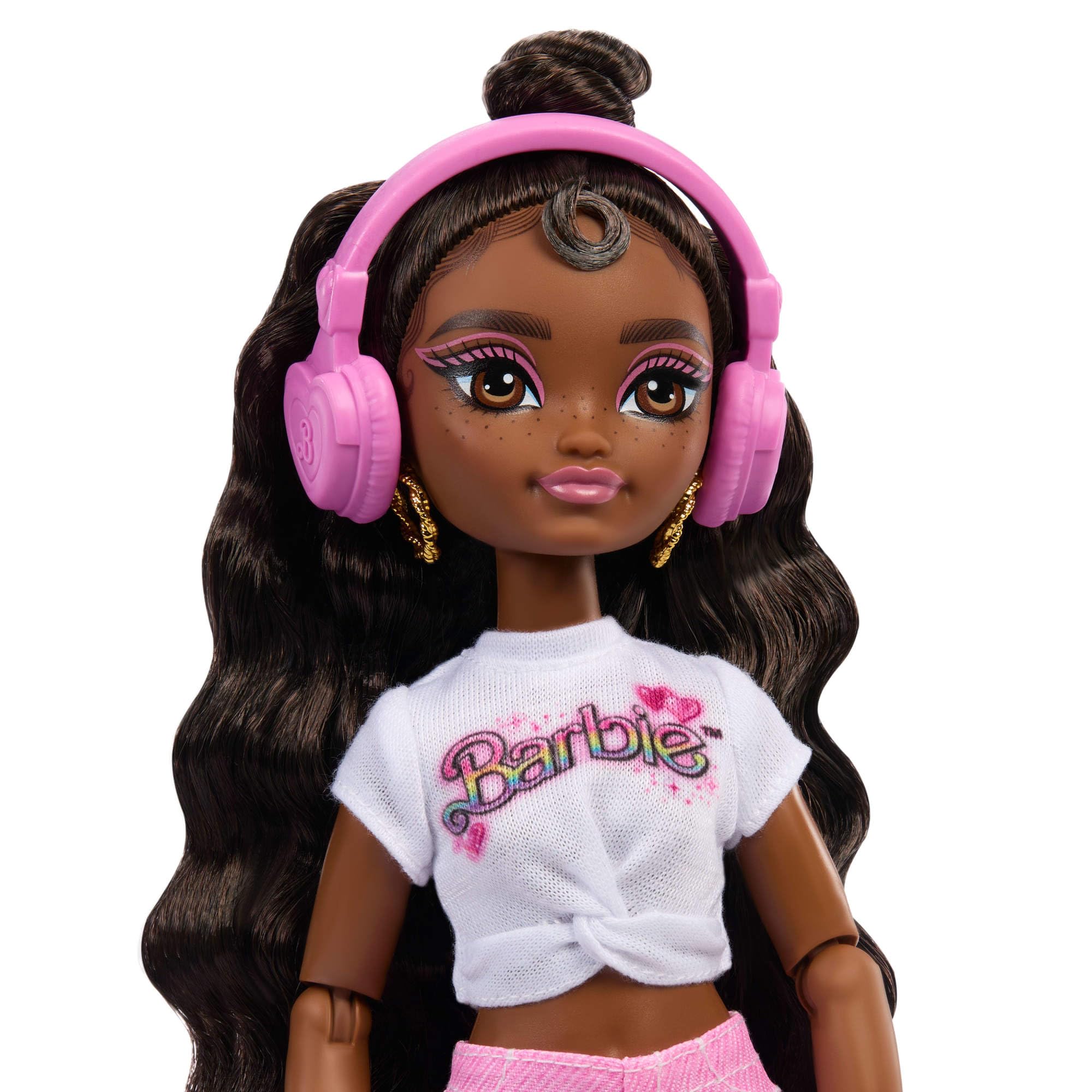 Barbie Dream Besties Lalka Brooklyn na wrotkach do ustawiania w różnych pozach, z ciemnobrązowymi włosami, wrotkami i akcesoriami z motywem muzyki, JFX97