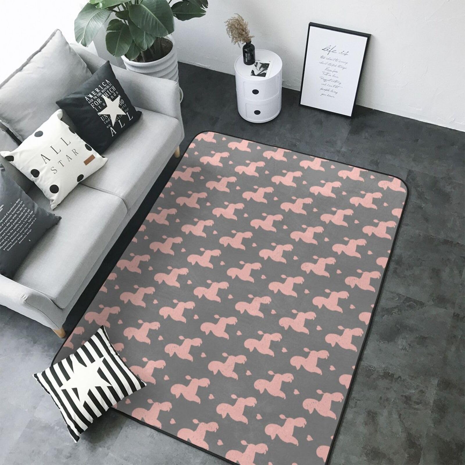 Tapis caniche rose antidérapant pour éviter les chutes au salon