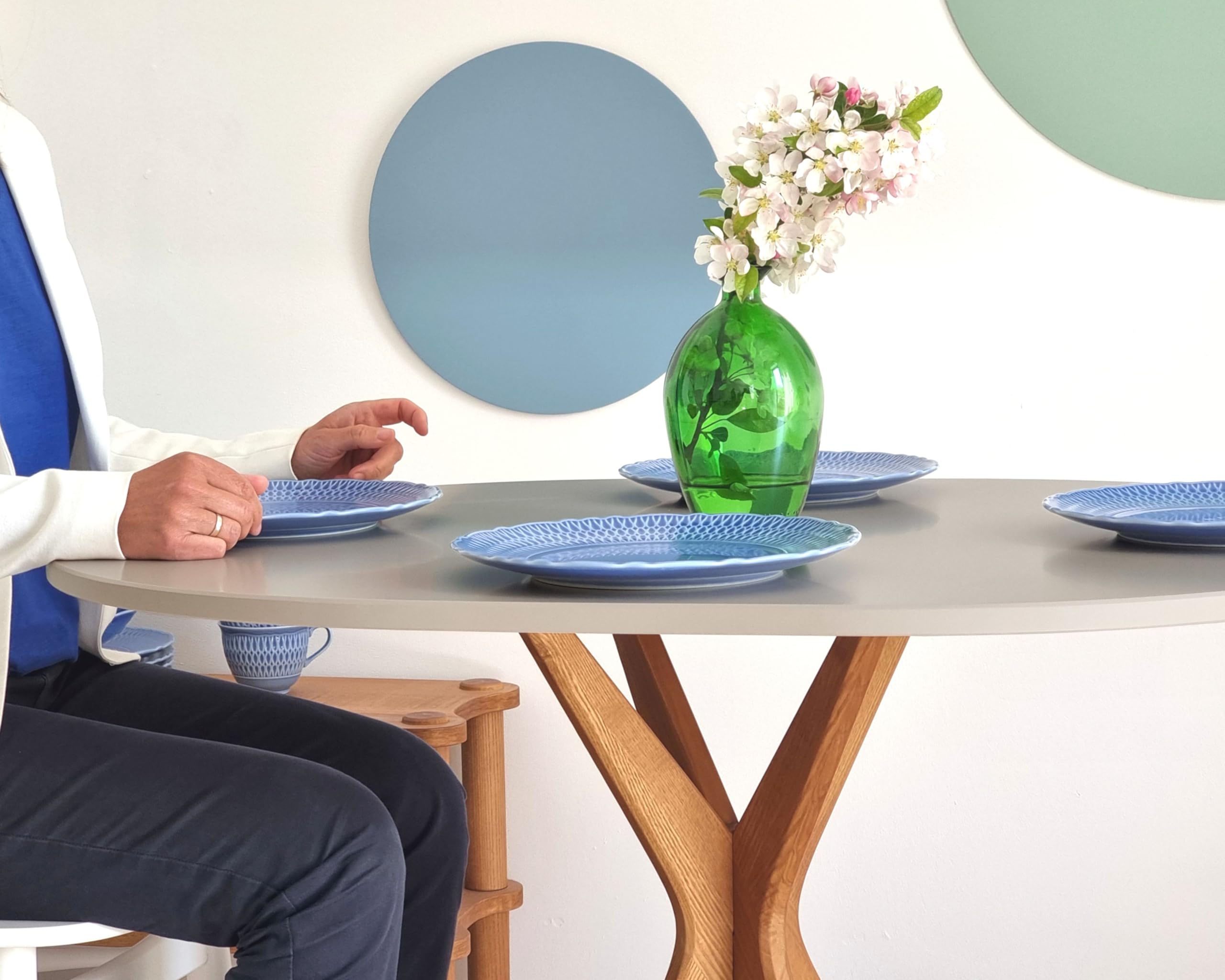 RAGABA Mesa de comedor ovalada pequeña 100 x 75 cm, estructura en X, mesa de comedor para 4 personas, madera maciza, moderna, ahorra espacio, color beige
