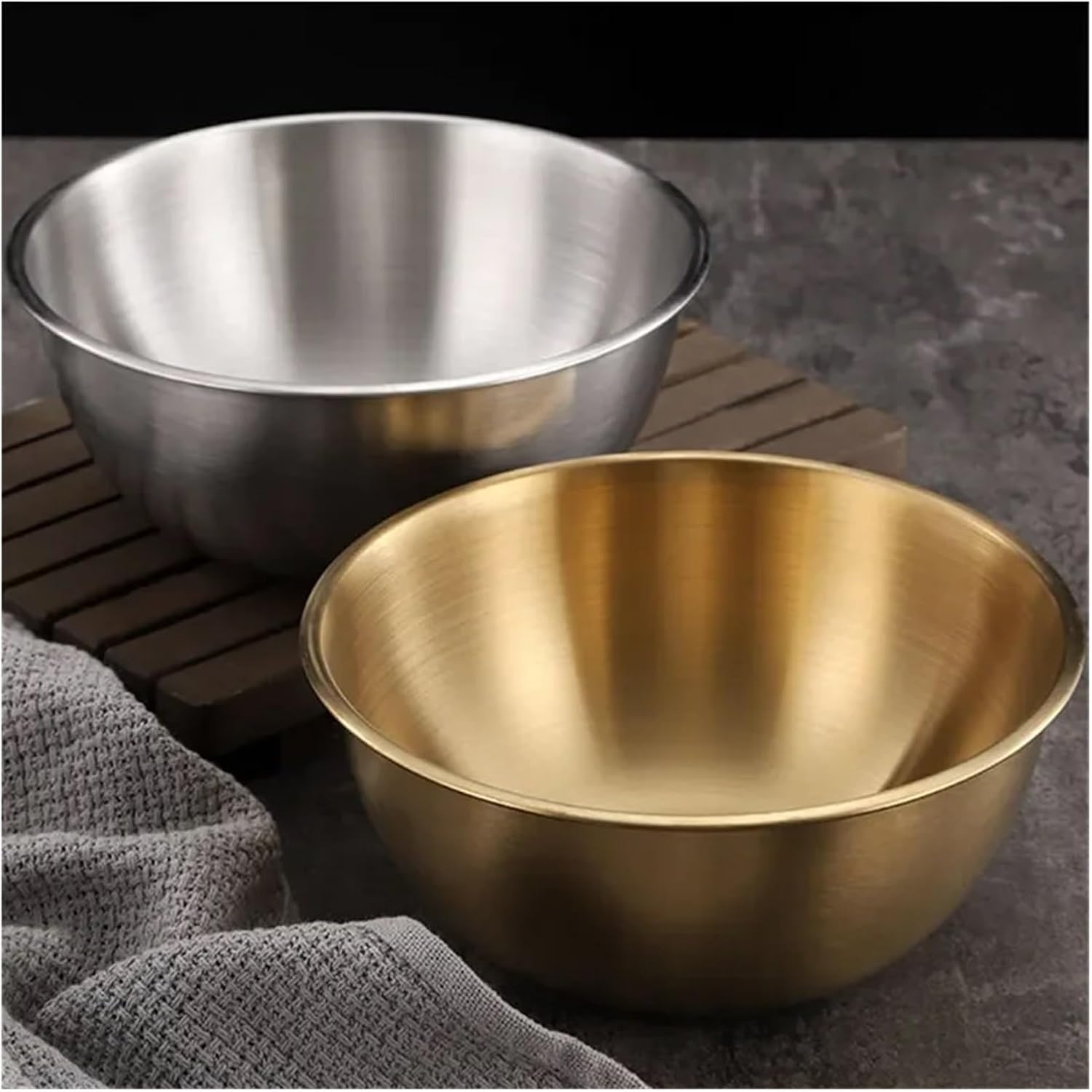 Stainless Steel Fruit Salad Bowls with Scale Large Capacity Soup Noodles Ramen Bowl Food Containers 17/19/25CM for Serving(17cm Silver)