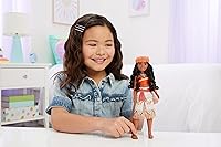 Vista 2 de Mattel Muñeca Disney Princess Moana en Moda Brillante con Falda Removible, Diadema y Collar, Posable y Coleccionable, Inspirada en la Película