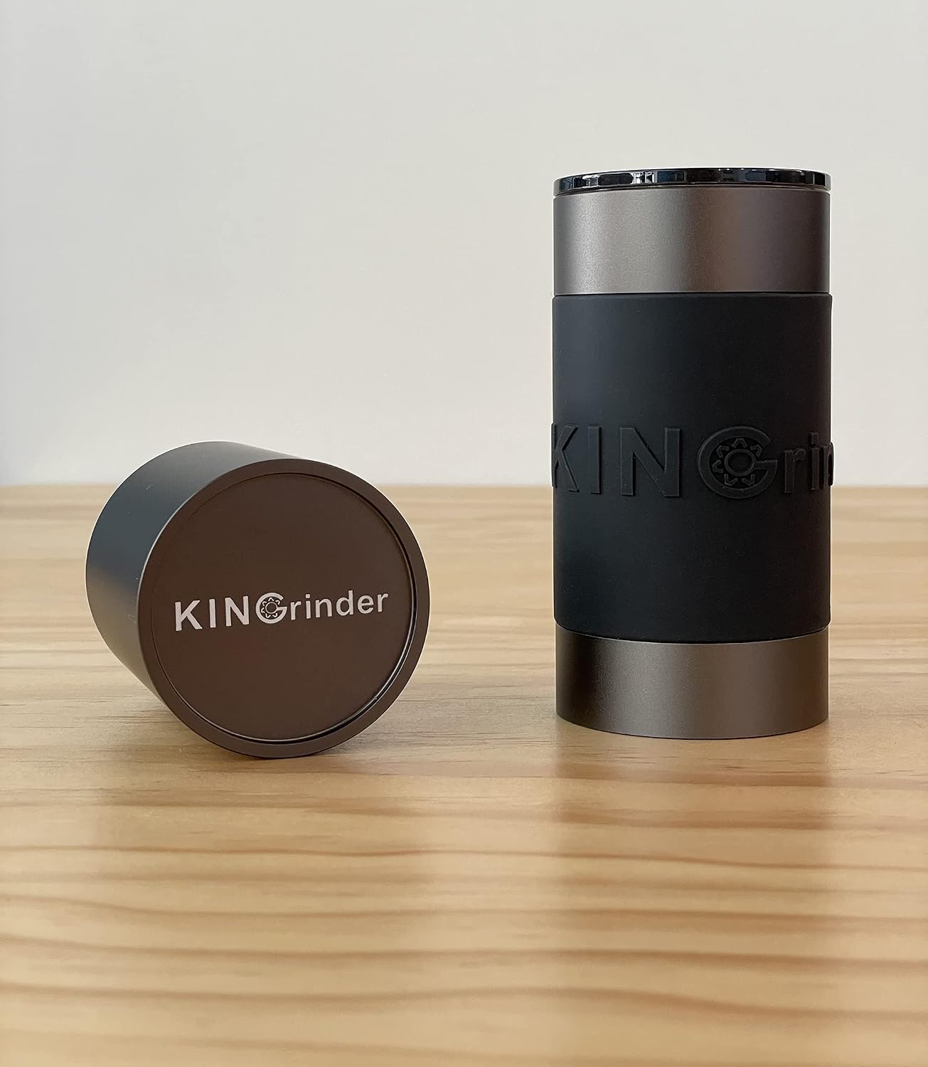 キングラインダーk1 手挽きコーヒーミル 容量は25 グラムで 内部粒度調整付き 均一性を維持するコニカルのステンレス鋼刃を使います アイアングレー 高評価なギフト キングラインダーk1 手挽きコーヒーミル 容量は25 グラムで 内部粒度調整付き 均一性を維持するコニカルのステンレス鋼刃を使います アイアングレー 高評価なギフト