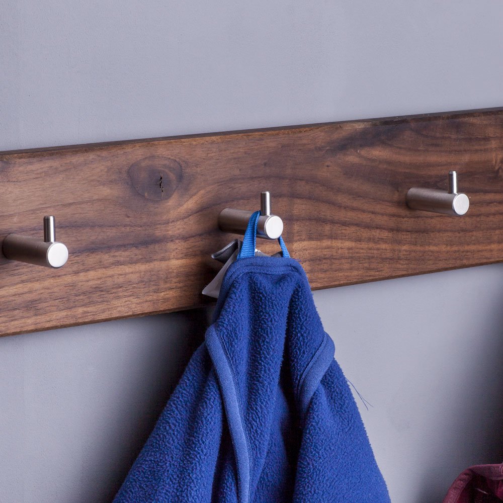 WOODS Hakenleiste Garderobe Holz massiv I Garderobenleiste Landhaus I moderne Wandgarderobe aus Holz handgefertigt in Bayern I Garderobenhaken Flur & Bad (70cm (6 Haken), Nussbaum, Edelstahl Haken) Küche, Haushalt &