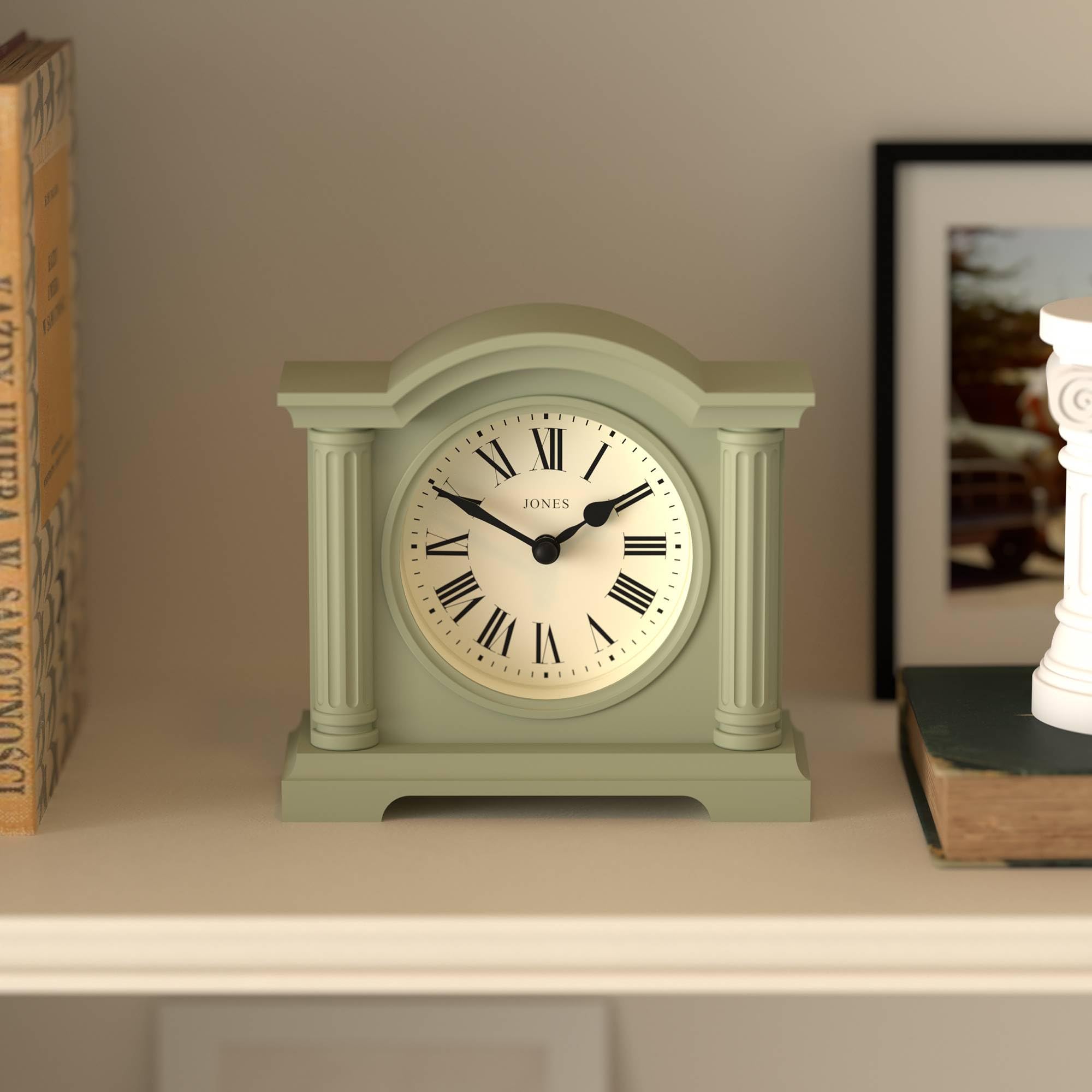 JONES CLOCKS® Kensington Kaminsimsuhr | Kleine Klassische bogenuhr | Salbeigrün | Stilvoll & zeitgenössisch | Ideal für Schreibtisch, kaminsims, bücherregal oder nachttisch