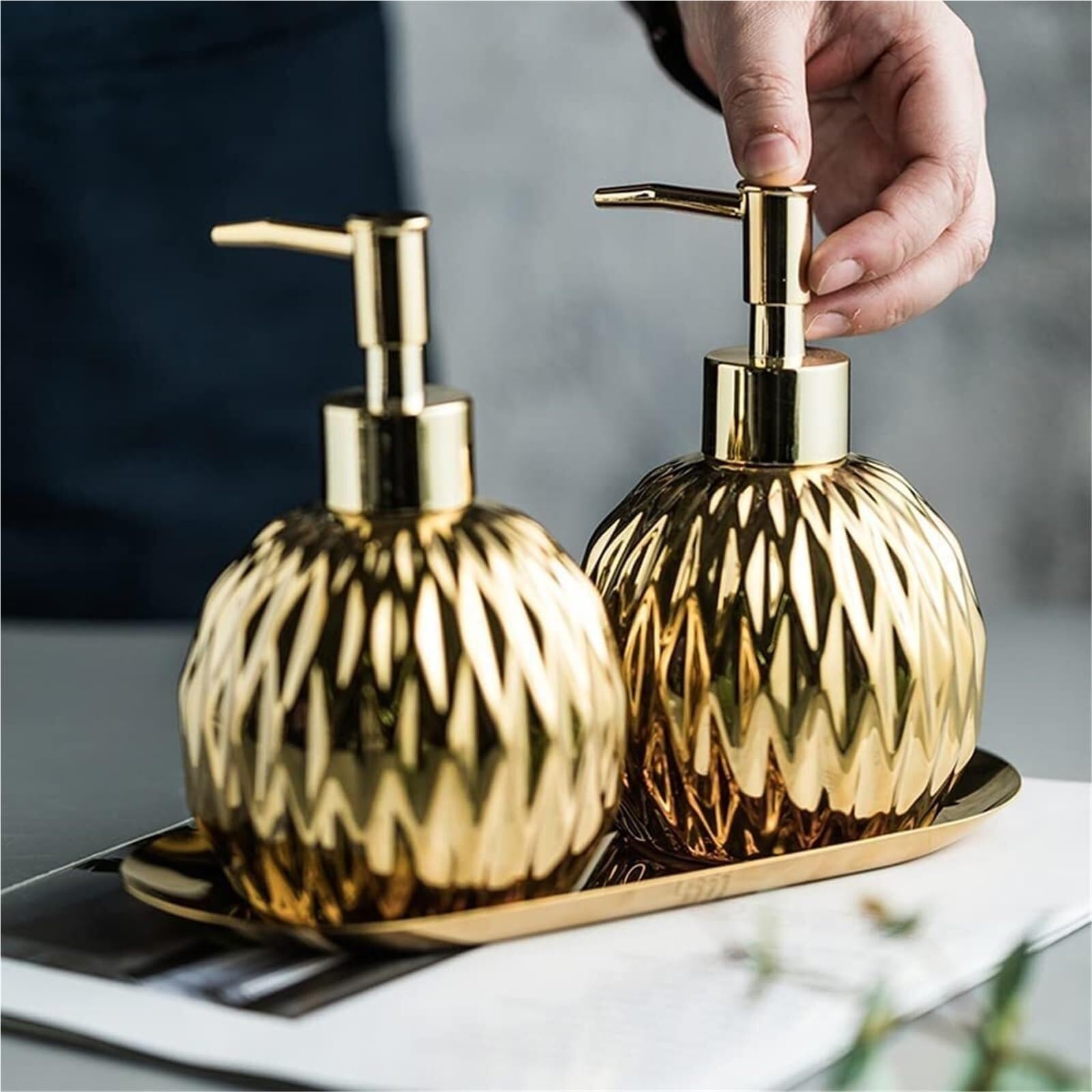 Set di accessori per il bagno Dispenser di sapone in ceramica forma rotonda for lozione da 400 ml/13,5 oz, decorazione bagno in stile costiero Arredamento per gli affittuari(Gold,1 piece)