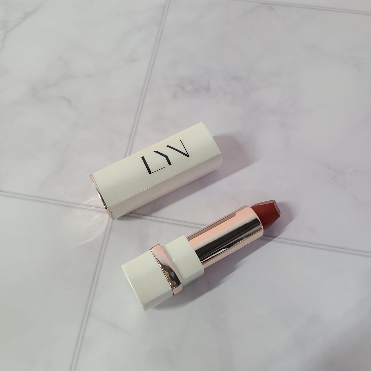 Lipstick Nourishing and Comfortable Formula, Long-Lasting Color, Warm Brick Red Lipstick