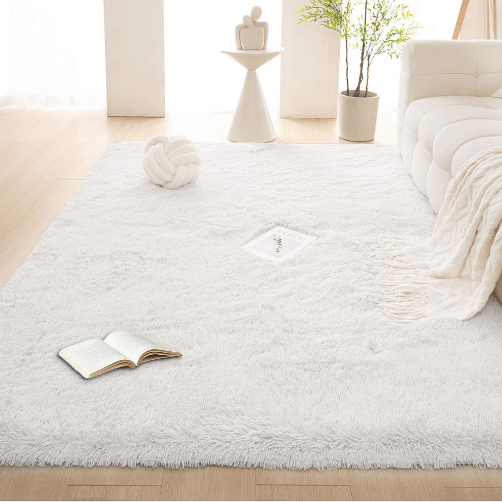 Tapis de salon moelleux blanc pour une chambre cosy et douce