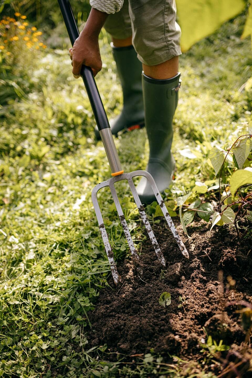 Fiskars Fourche à bêcher pour sols durs et pierreux, Avec 4 dents, Longueur : 132 cm, Acier au bore de haute qualité, Gris/noir, Ergonomic, 1070679
