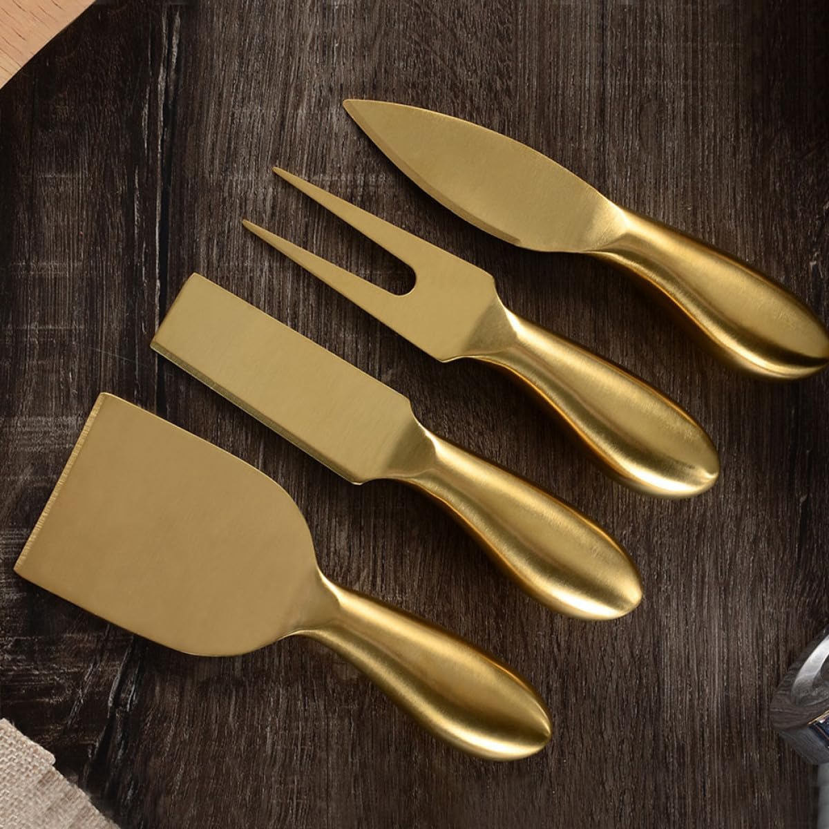 Kit de Couteaux à Fromage Légers en Acier Inoxydable Or, 4 Pièces Découpe Semi-cœur et Formes Rectangulaires, pour Plateaux de Fête