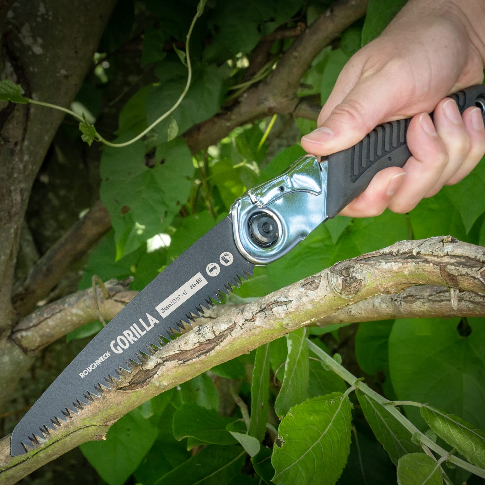 Scie d'élagage pliante Roughneck Gorilla Fast Cut avec lame de 180 mm, denture triple affûtée et revêtement PTFE, acier chromé, verrouillage de sécurité, œillet pour dragonne et étui