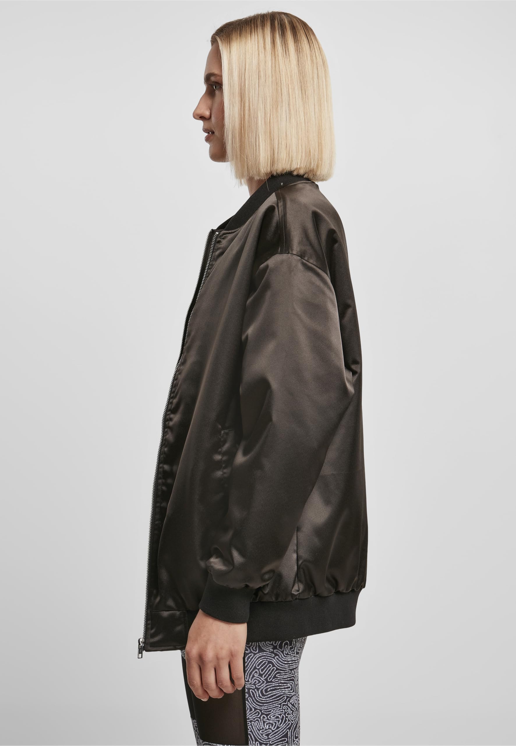 Urban Classics Ladies Oversized Satin Bomber Jacket Frauen Bomberjacke schwarz