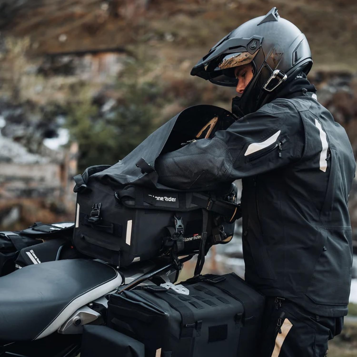 Lone Rider Overlander 30L Borsa Moto Impermeabile, Borsone Posteriore Espandibile per Portapacchi con Sistema MOLLE, Vano Portaoggetti Beavertail e Chiusura Arrotolabile