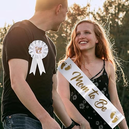 Miniatura 3 de Paquete de 2 decoraciones de baby shower, banda de mamá y papá para ser pin con bonito patrón de pies dorados para regalos de fiesta de bienvenida