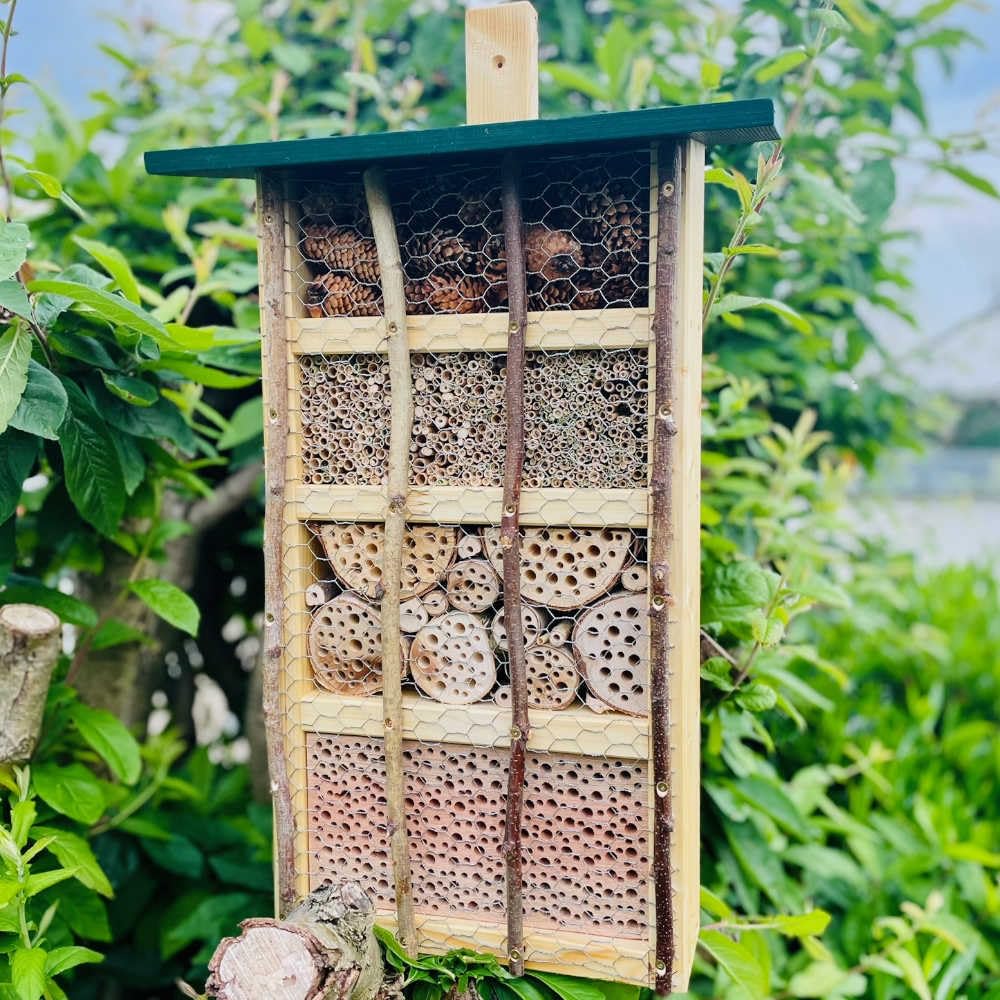 Casetta per insetti in legno di alta qualità, realizzata a mano, XL, ideale per la nidificazione delle api selvatiche, naturale, verde, prodotta da laboratori per disabili