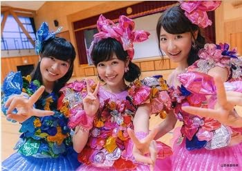 AKB48 直筆サイン入り Tシャツ チームB 渡辺麻友 柏木由紀 指原莉乃 左から渡辺麻友、指原莉乃、柏木由紀。 (c)AKS - AKB総選挙、後