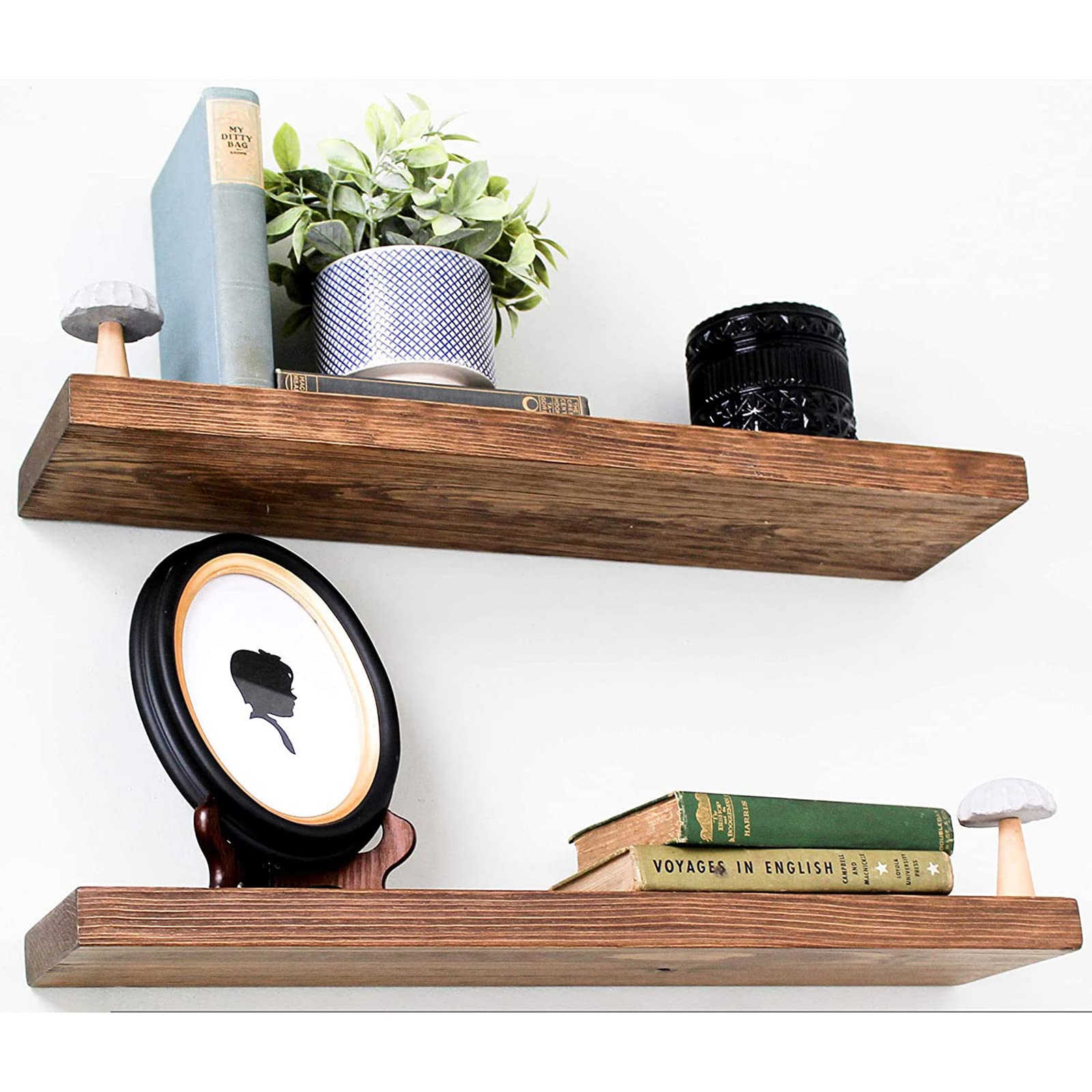 Étagère murale en bois pour sublimer vos cadres photos et bibelots dans le salon