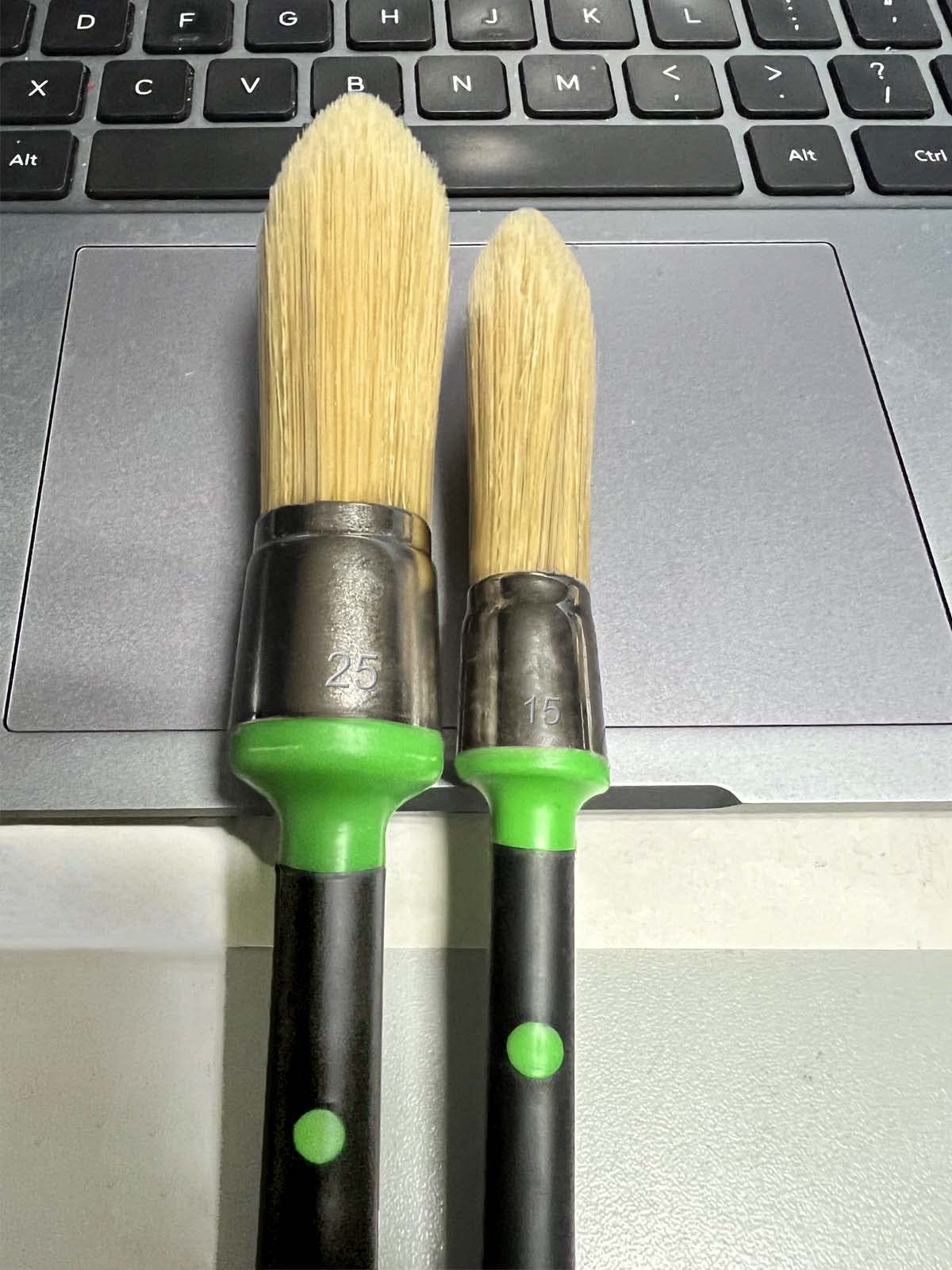 Magimate Pinceles de pintura pequeños para retoques, pinceles de manchas para cinta, zócalos, esquinas de pared de casa y aplicación artística, paquete múltiple de 2 tamaños: 0.6 pulgadas (15 mm) y 1