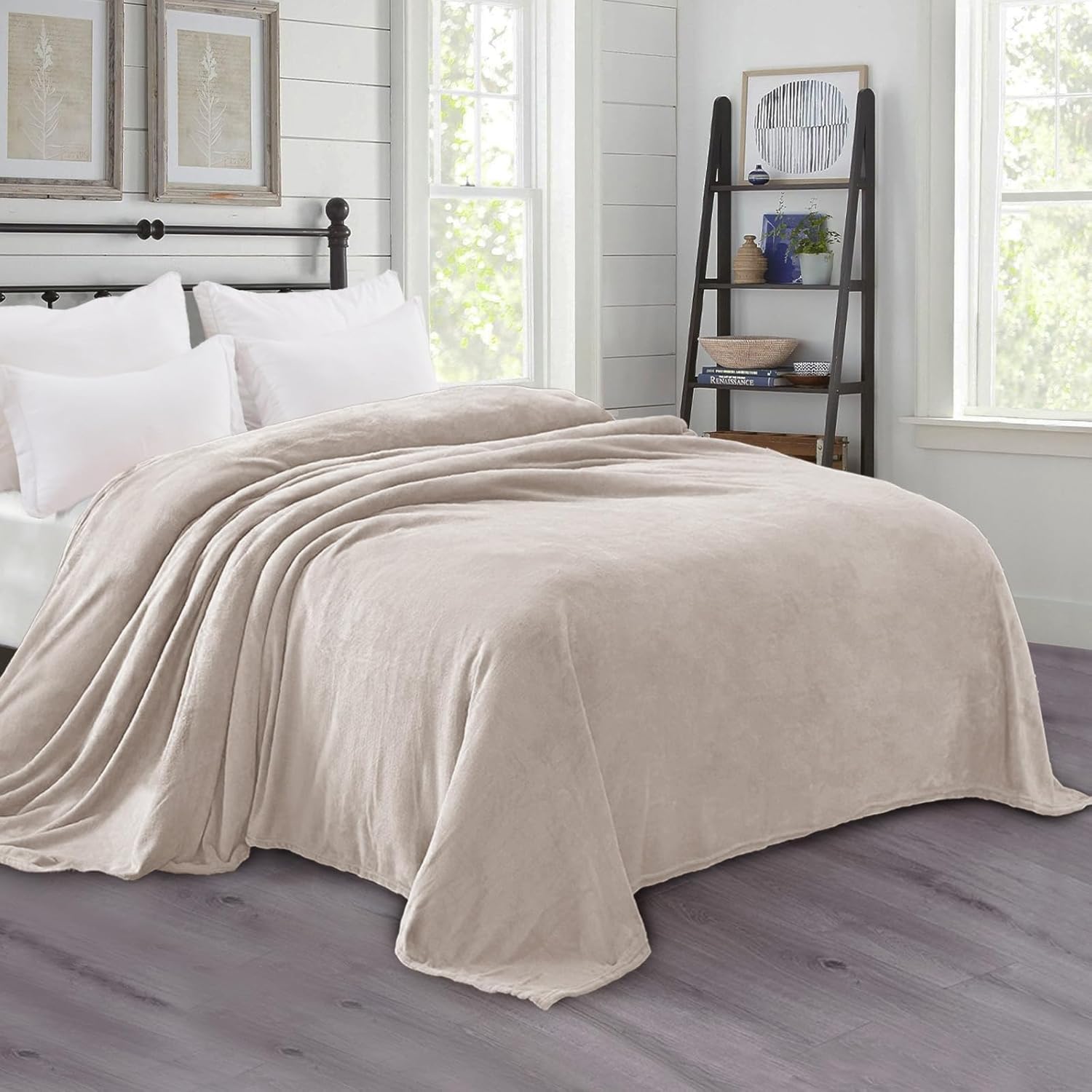 Exclusivo Mezcla Fleece Blankets Queen Size for Bed, Super Soft and Warm, All Season, Cozy, Plush, Lightweight, 90x90 Inches, Camel