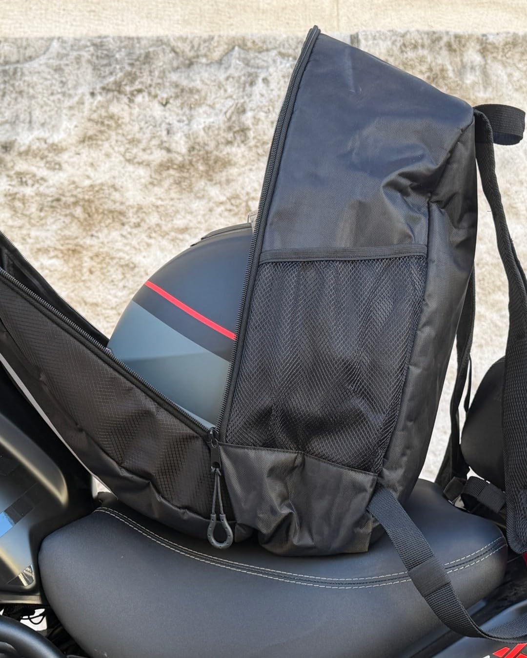 OJ HUB, Zaino Moto 26 Litri Porta Casco, Tasca Frontale, Tasche Laterali Portabottiglia, Cinghia Toracica e Fascia Vita Regolabile