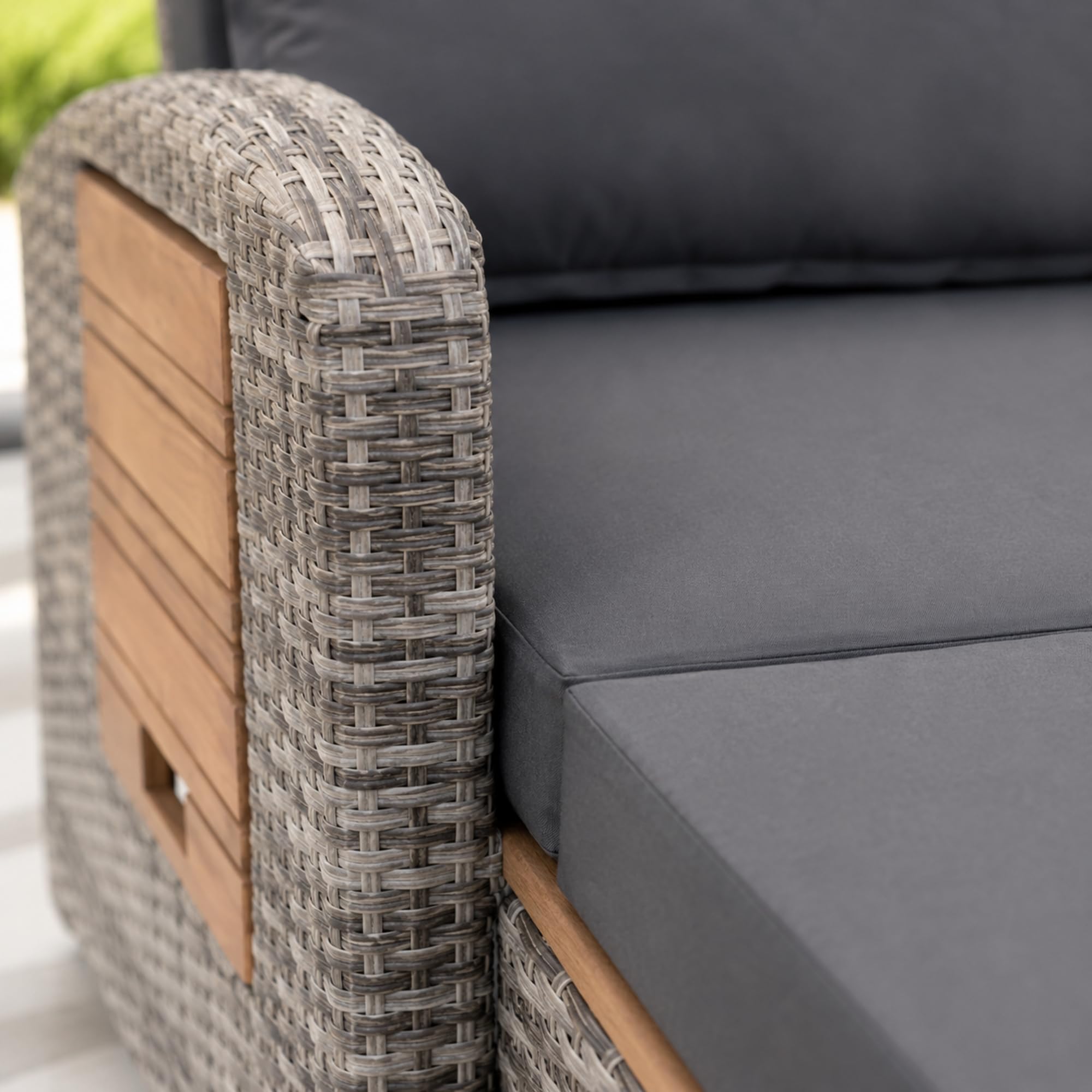 greemotion Gartensofa mit Liegefunktion Bahia Tobago - Sonnenliege mit 5-fach verstellbarer Rückenlehne - Gartenlounge mit zwei klappbaren Seitentabletts - Loungesofa inkl. Hocker 117x93x74 cm | 117 x 93 x 74 cm