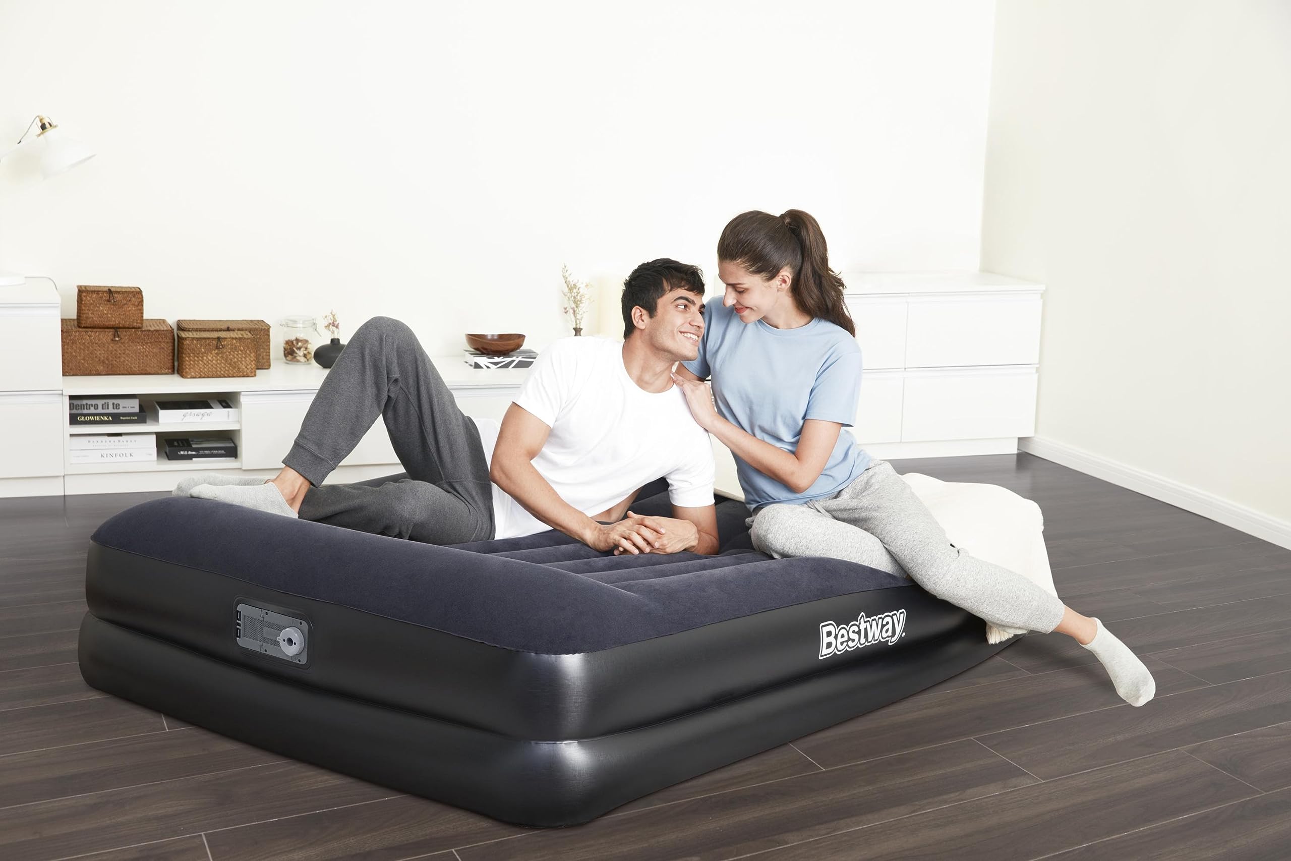 Bestway Aeroluxe Airbed, Luftbett mit eingebauter Elektropumpe, Queensize 203x152x46 cm