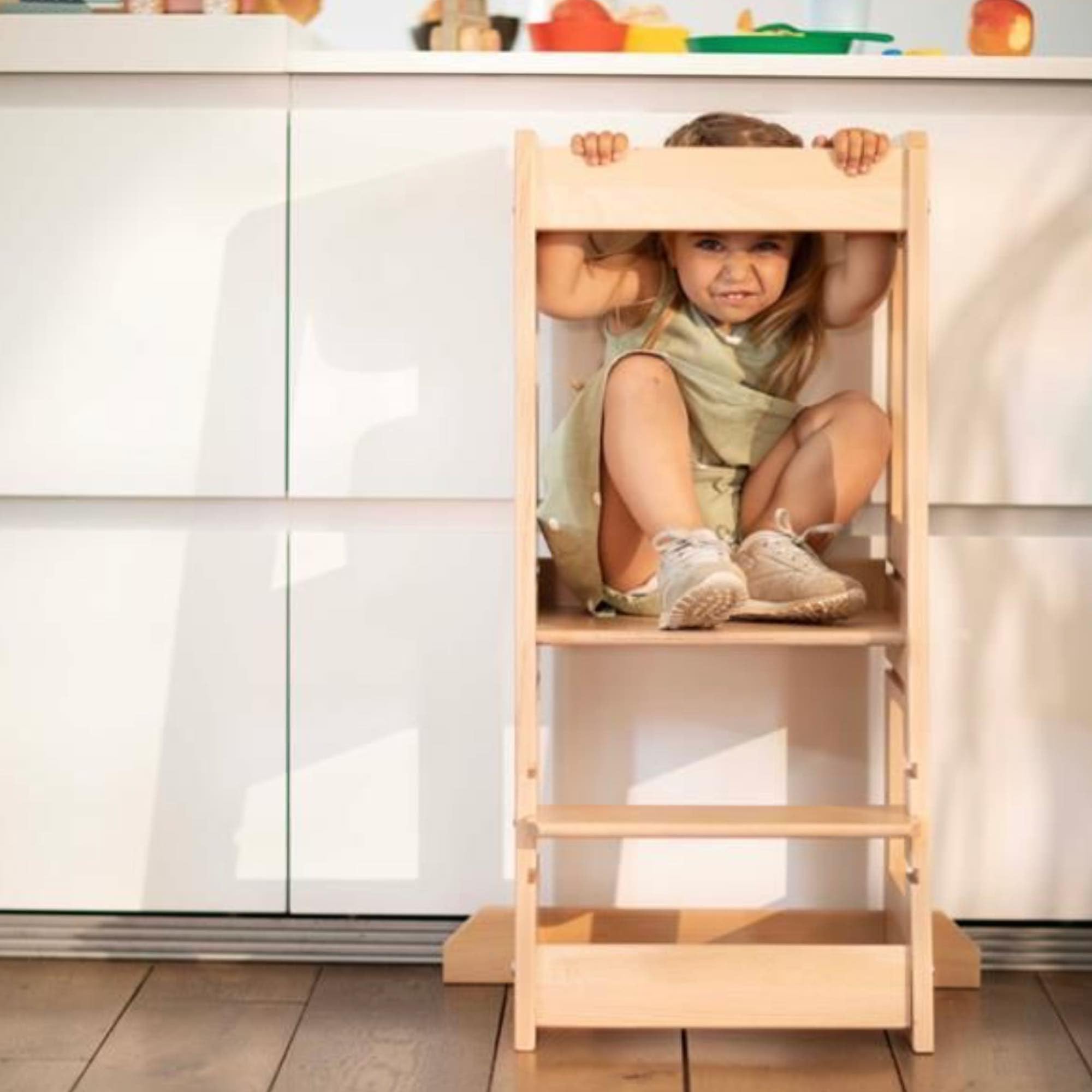 tiSsi® Lernturm Felix – Montessori Lernturm für Kinder, mitwachsend & höhenverstellbar, Entdeckerturm aus Buche Cashmere