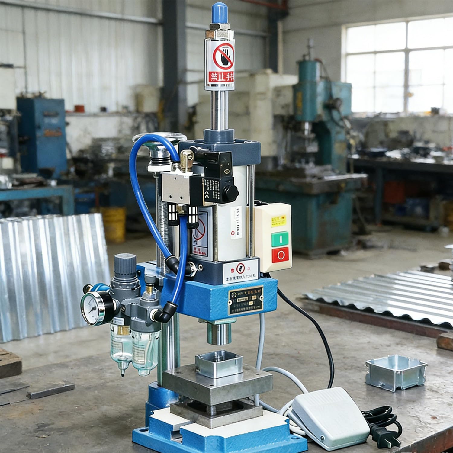 Pressa pneumatica da Tavolo, punzonatrice pneumatica, Macchina per stampaggio Pneumatico, Applicazioni di Lavorazione di precisione Industriale a Bassa rumorosità e Risparmio energetico. A