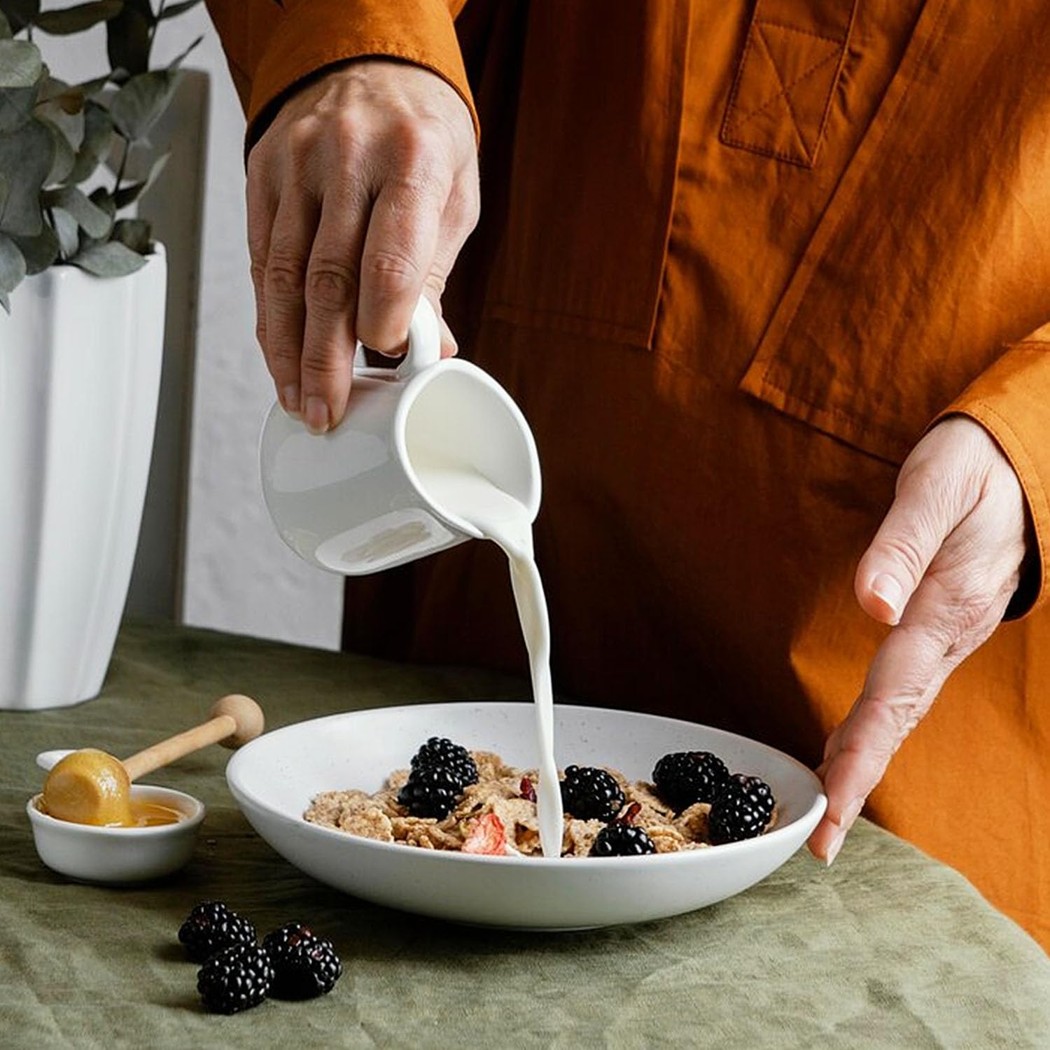 LATRAT 2 Stück Mini Weiße Keramik Milchkännchen mit Griff Kleine Kaffee Milch Milchkännchen Krug Küchensauce Tasse, Kleiner Kaffee Milch Milchkännchen Krug (100ml)