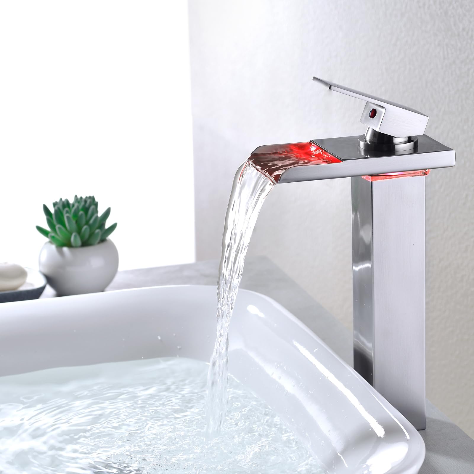 Grifo del fregadero del lavabo de la sola mano, boquilla llevada de la cascada de la tecnología ligera, grifo cromado del cuarto de baño del solo agujero