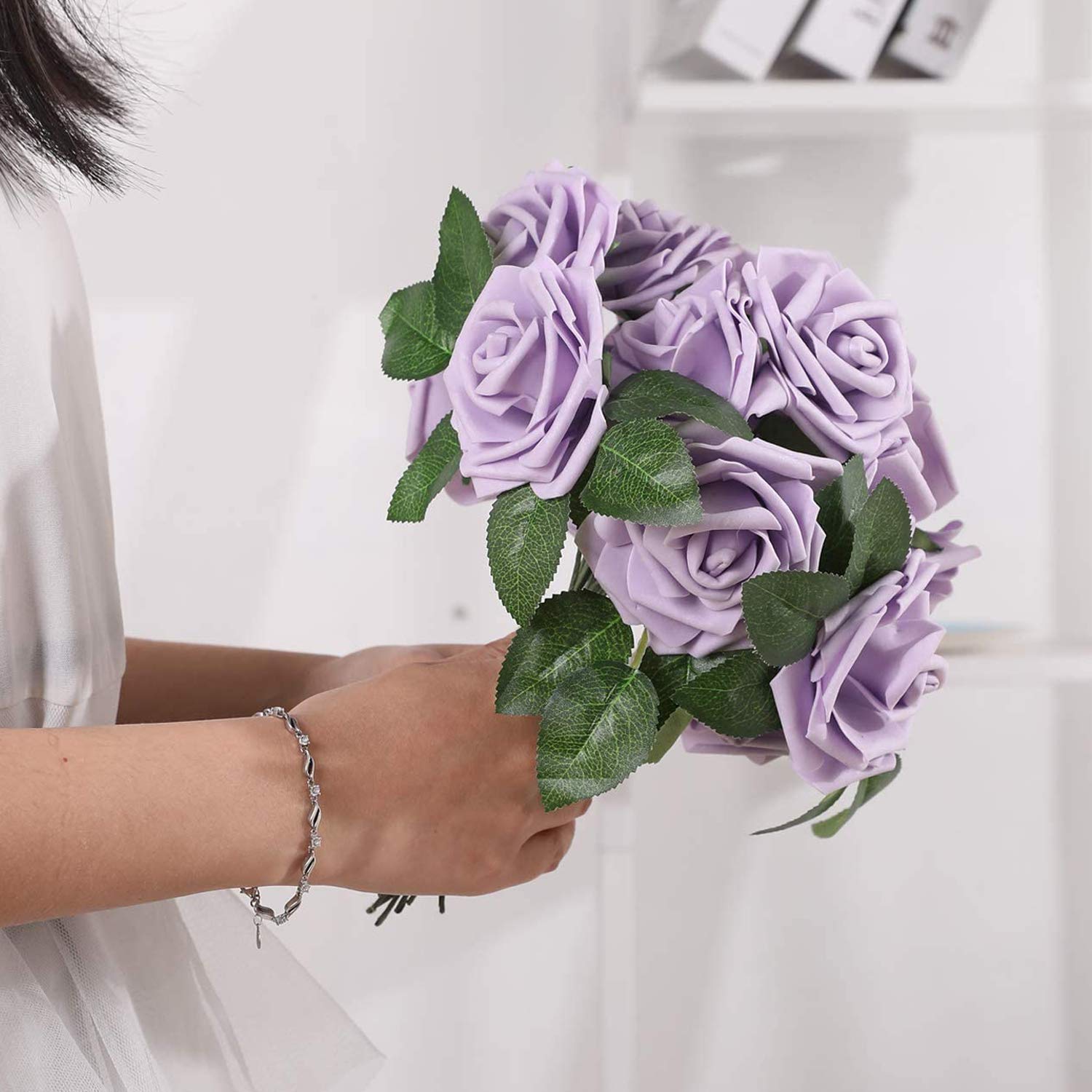Higfra 25 rosas artificiales de espuma de aspecto real con tallos para ramos de boda, centros de mesa de despedida de soltera, arreglos de mesa de fiesta para el día de la madre