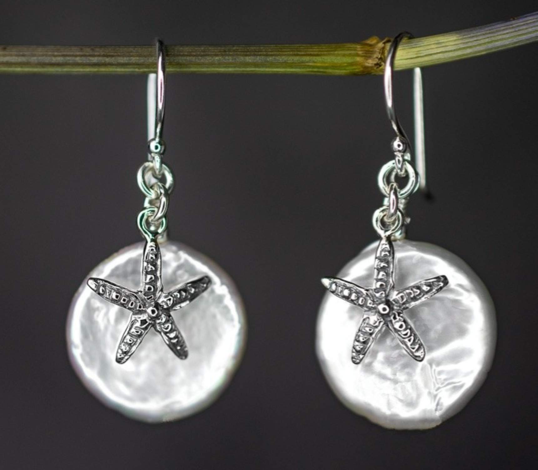 MadamLili - Seestern Silber Ohrringe Echtes Perlmutt - Echtsilber 925 Sterling - Hängend 2cm - Natur Maritimschmuck Perlmutter Ohrhänger - Handgefertigt - Exklusive Schmuckbox