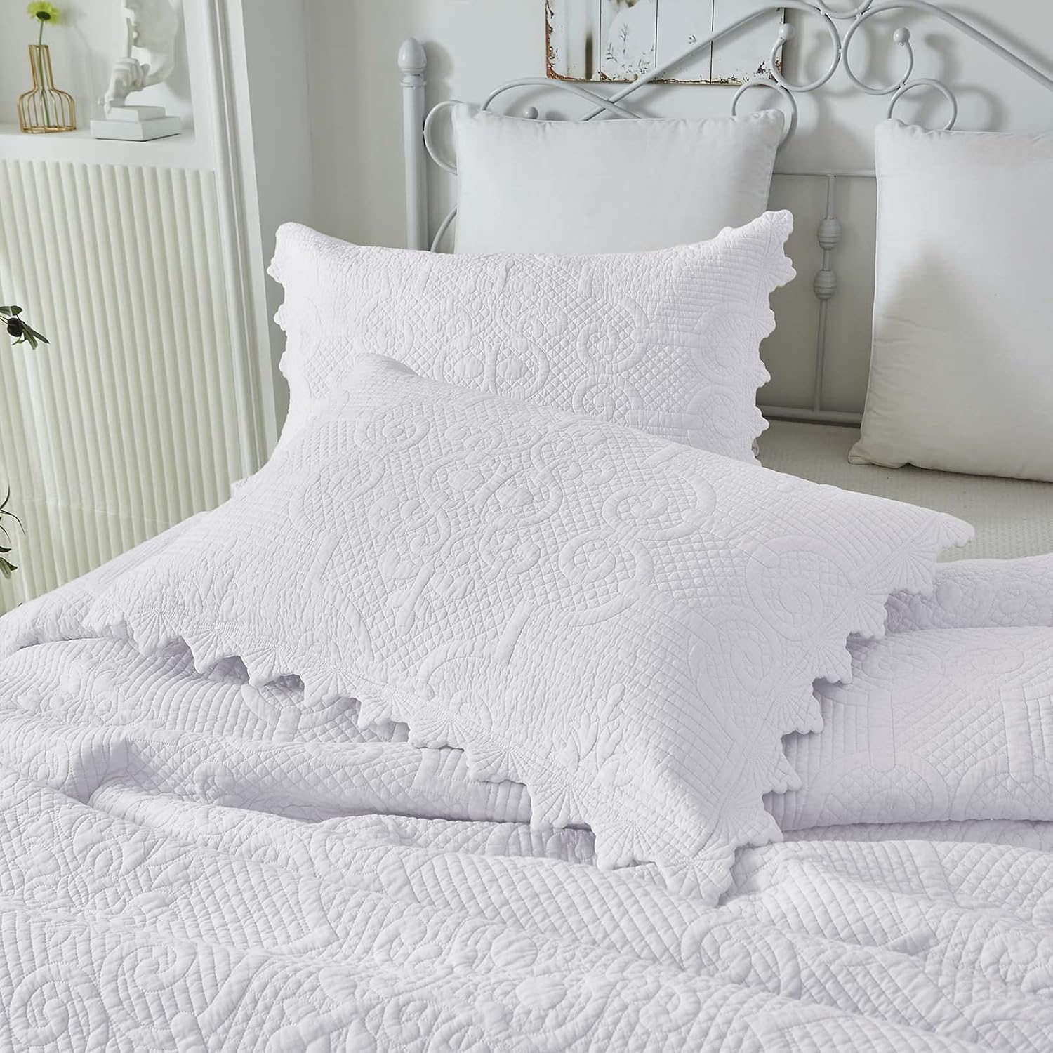 Brandream Heirloom Victorian White Matelasse Quilt Set Cotton Queen Size Intricate Embossed Medallions & Artisan Stitching Quilts Scalloped Edges 3-Piece