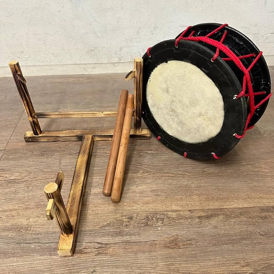 新品】【蔵出し】締め太鼓 牛革 和太鼓 バチ付 台付 平太鼓 入門