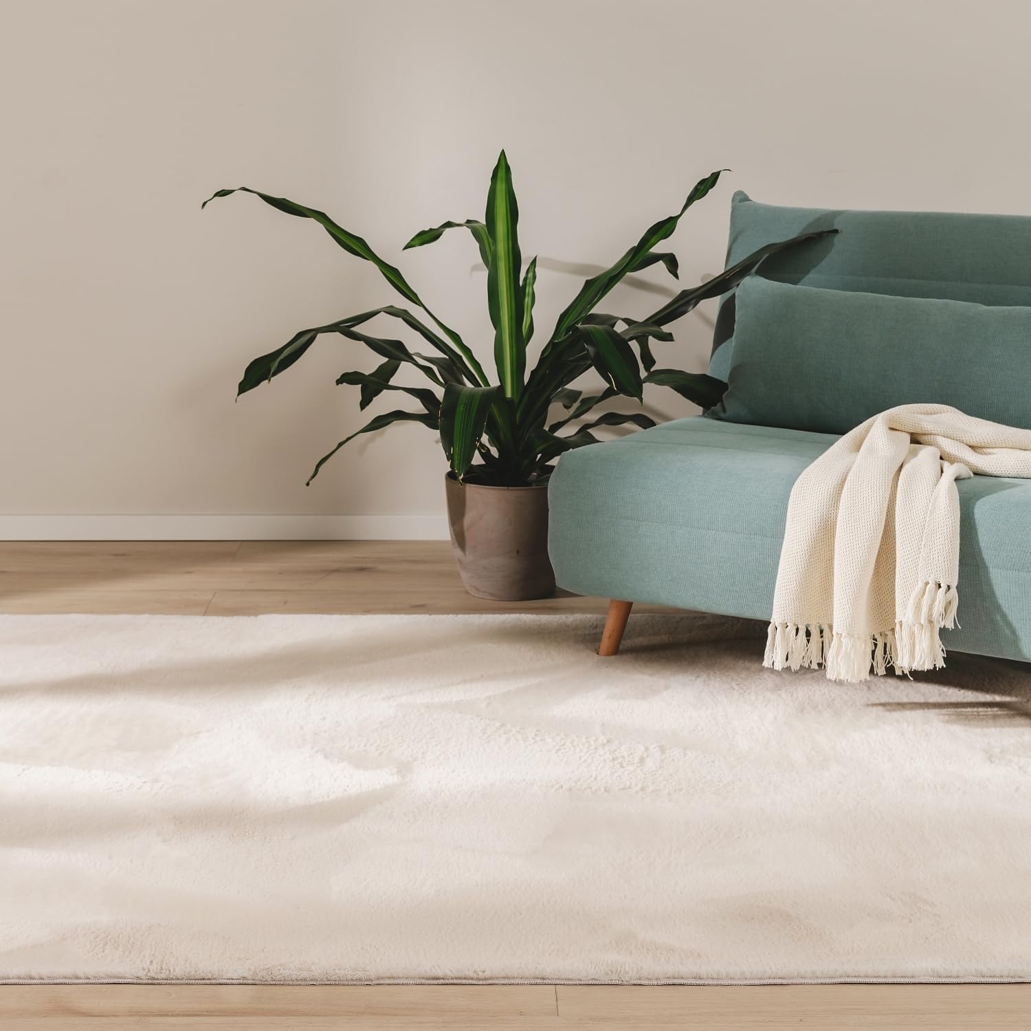 benuta Basic Kunstfaser Fellteppich Furry - Beige 200x290 cm - Weicher Wohnzimmerteppich - Anti-Rutsch-Rückseite - Waschbar - Für Fußbodenheizung geeignet