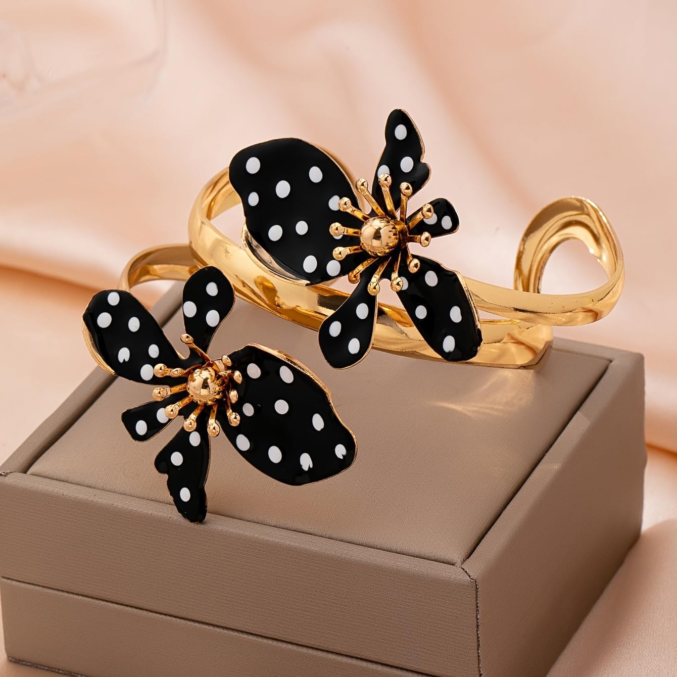 Flower Cuff Bracelet for Women,Boho Floral Bangle Bracelets Black&White Polka Dot Bracelets Adjustable Open Vintage Bracelet Jewelry Gifts