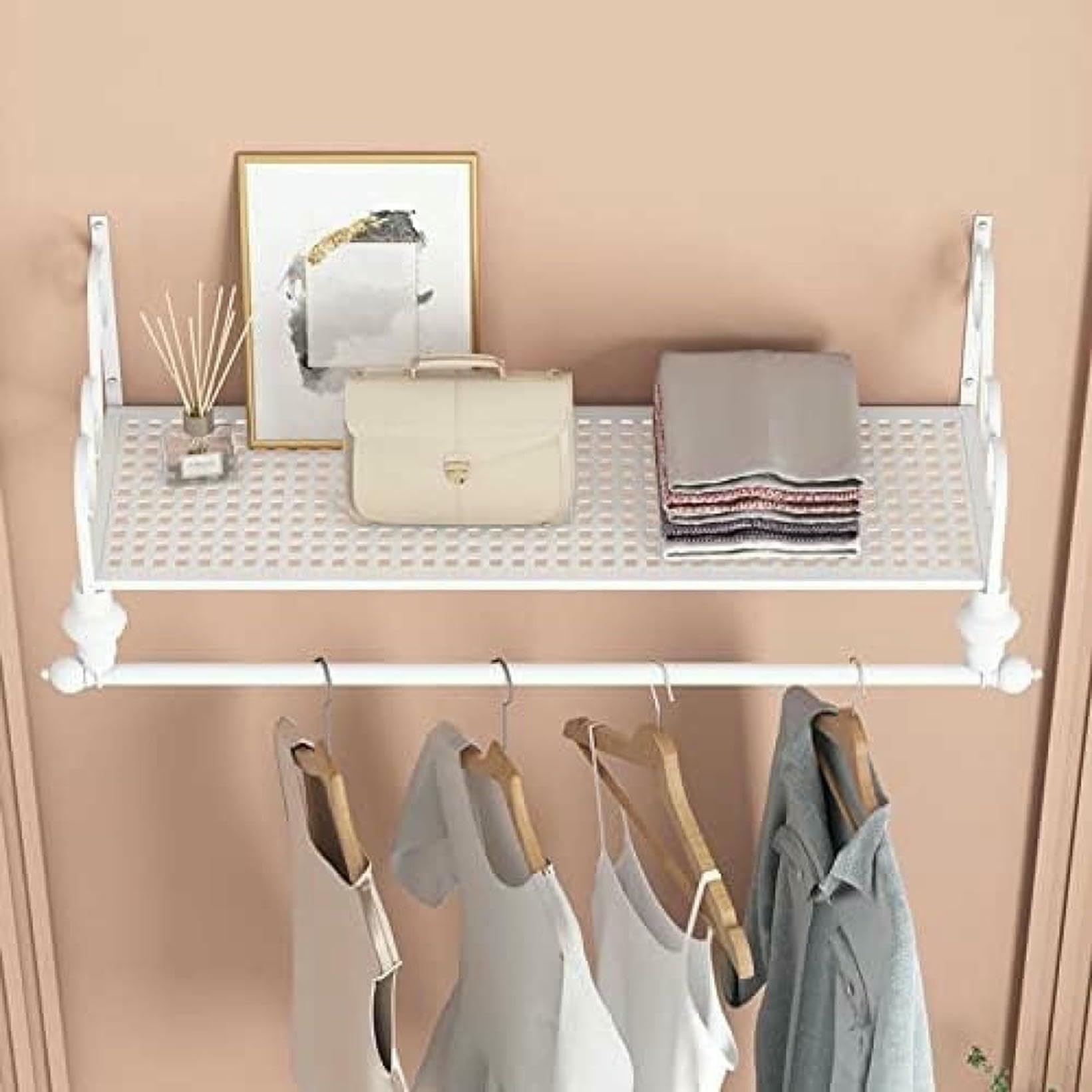 Porte-vêtements mural avec étagère en bois et métal pour l'organisation de la maison