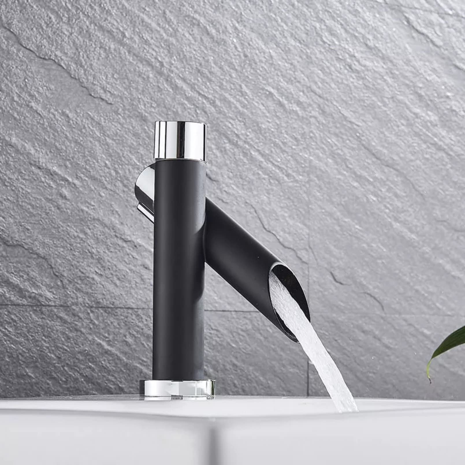 Robinet de lavabo monotrou au design épuré et robuste pour vasque de salle de bain