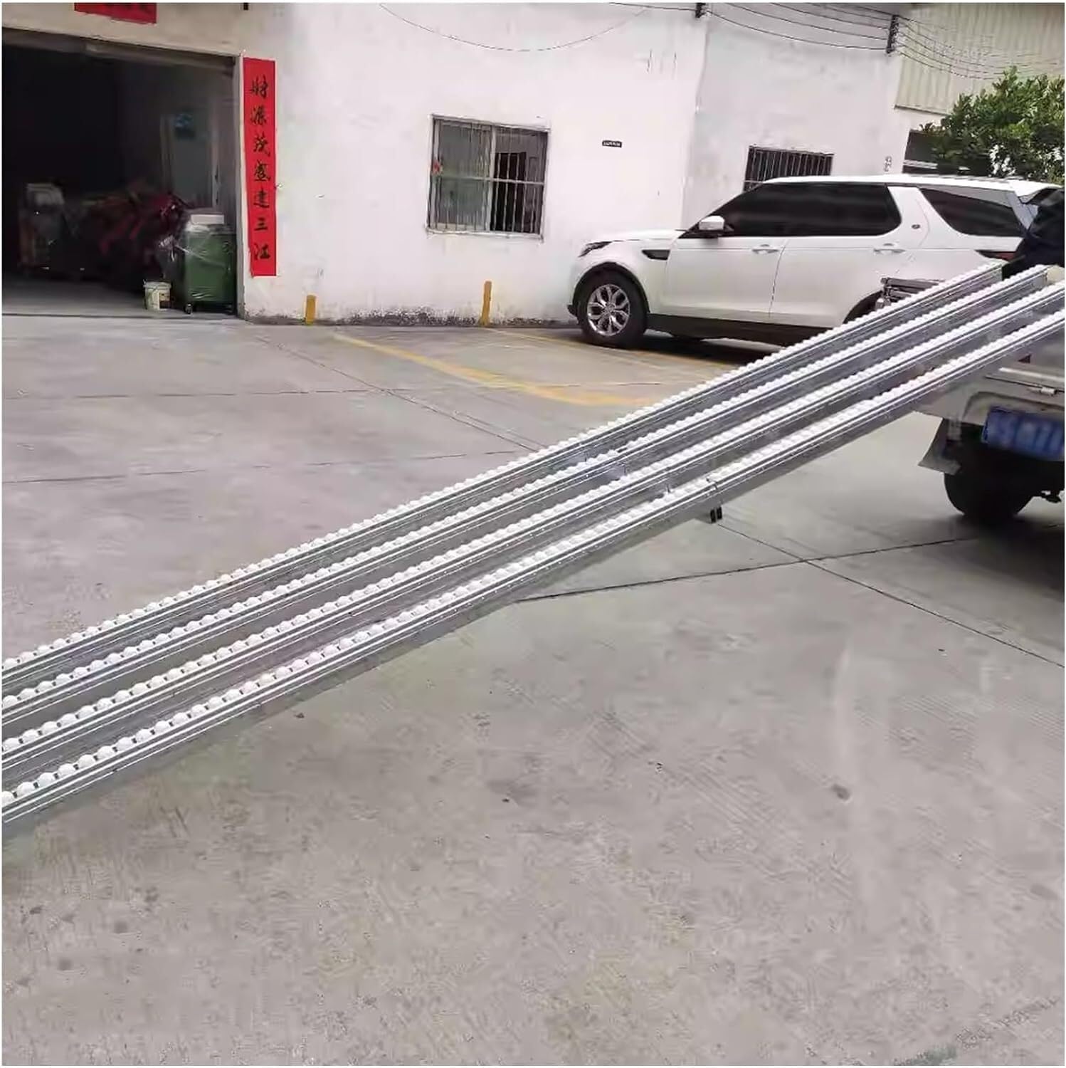 Niezasilana prowadnica rolkowa z plastikowymi kółkami o szerokości 30 cm x 120 cm długości idealna do magazynowania i rozładowywania systemu szyn przepływowych dla wydajnej obsługi materiałów