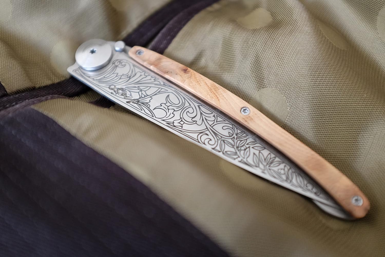 deejo - Couteau de Poche Pliant 37g avec Clip Ceinture - Manche en Genévrier, Lame en Acier Inoxydable - Motif Art Nouveau - Couteau de Table, Randonnée, Camping, Bivouac