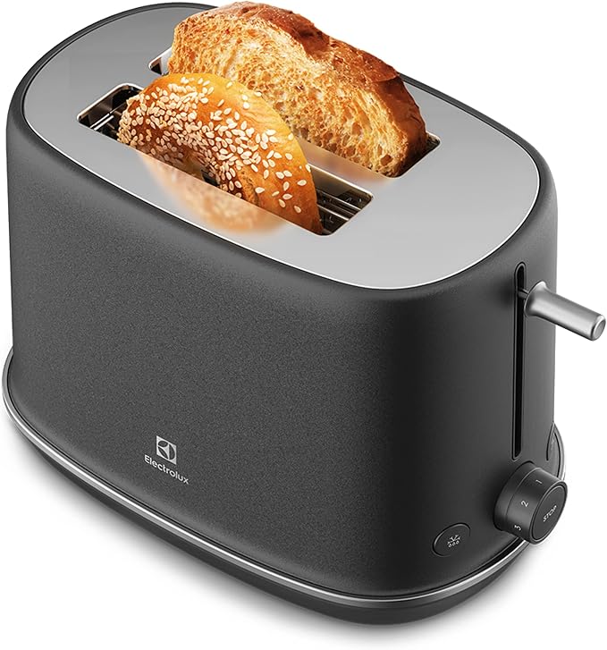 Torradeira Electrolux TOP70 tostando fatias de pão e bagel