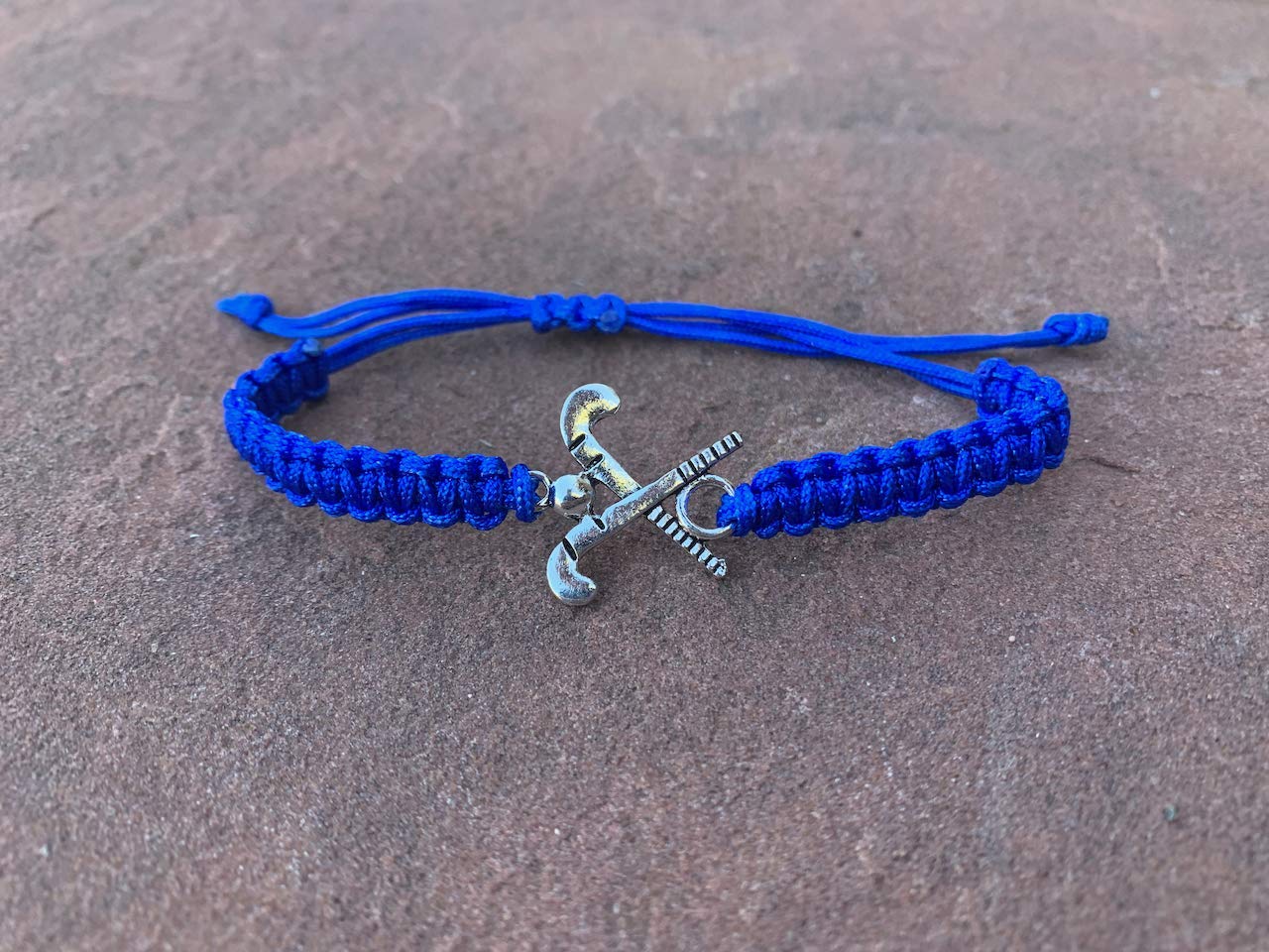 Sportybella Bracelet à breloques de hockey sur gazon - Bracelets réglables pour filles avec breloque en forme de crosse de hockey sur gazon. Bijoux cadeaux pour joueurs de hockey sur gazon, équipes et