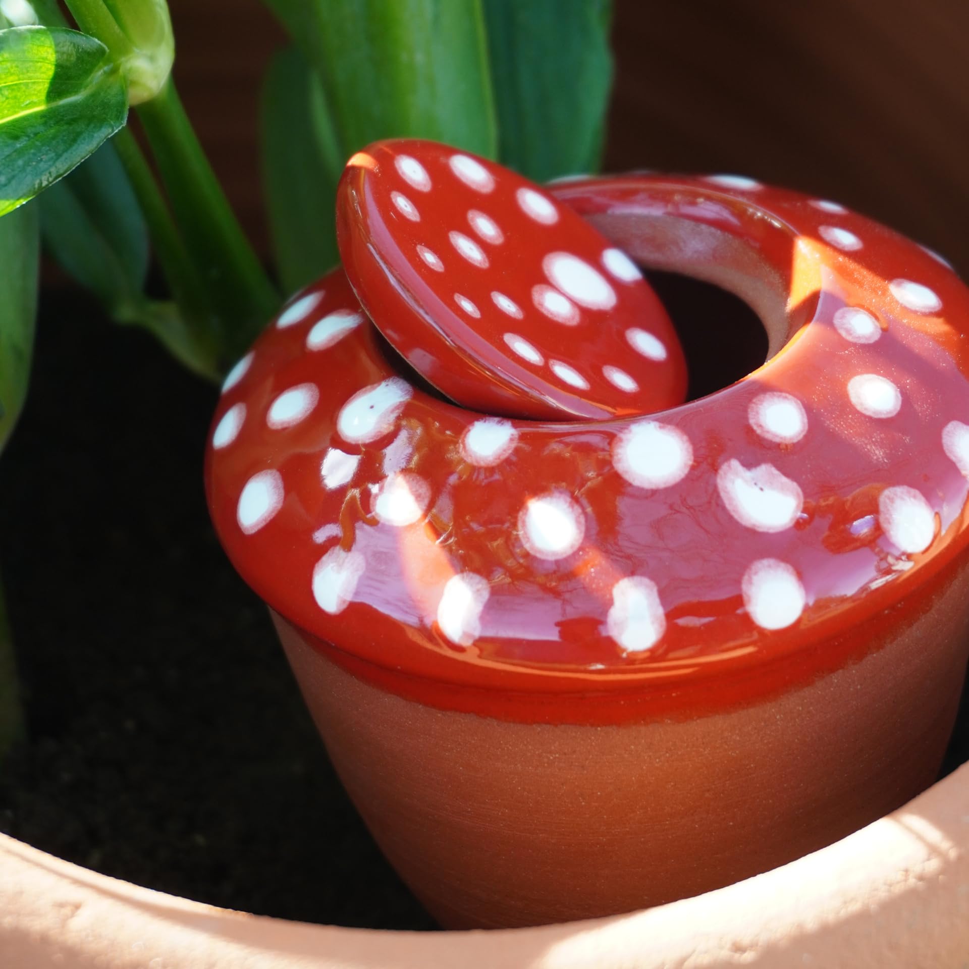 Ollas Lutton Olla Terre Cuite à Planter 40cl| Arrosage Autonome pour Plantes d'Extérieur Ecologique & Economique | Système d'Irrigation Naturel | Autonomie 3 Jours | OYA Champignon Rouge