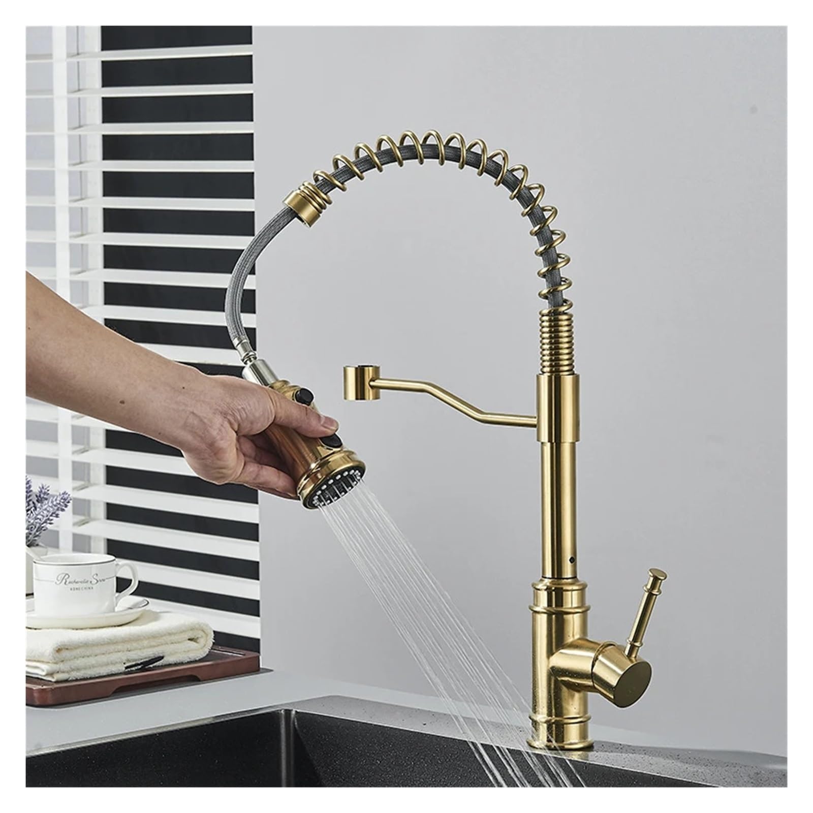 Robinet mitigeur cuisine or brossé pour laver et cuisiner avec grand confort