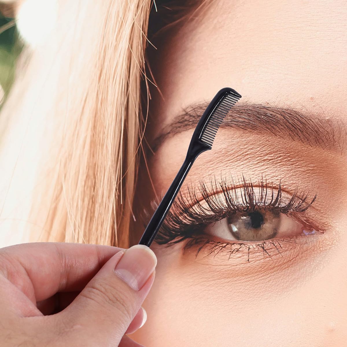 50pcs Mini Disposable Eyebrow Brushes Small Brow Grooming Comb Portable Makeup Eyebrow Brush for Precise Shaping and Eyelash Grooming
