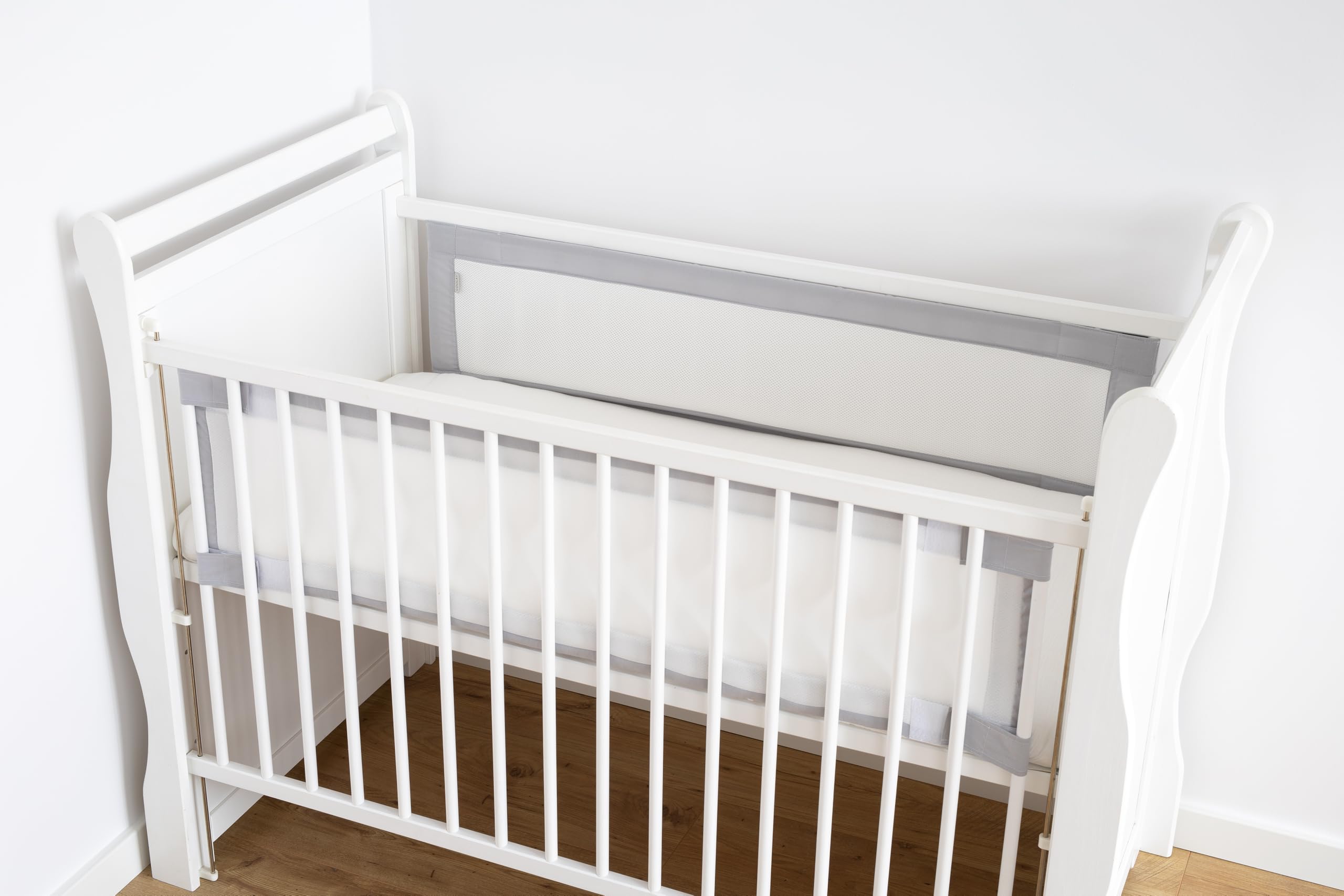 LOOLAY Bettumrandung babybett 70x140 cm – 2 teiliges 130x30 cm Set – Atmungsaktiver 5 mm Netzstoff – Babybett Umrandung mit starkem Klettverschluss – Sicherer gitterbett umrandung (Grau)